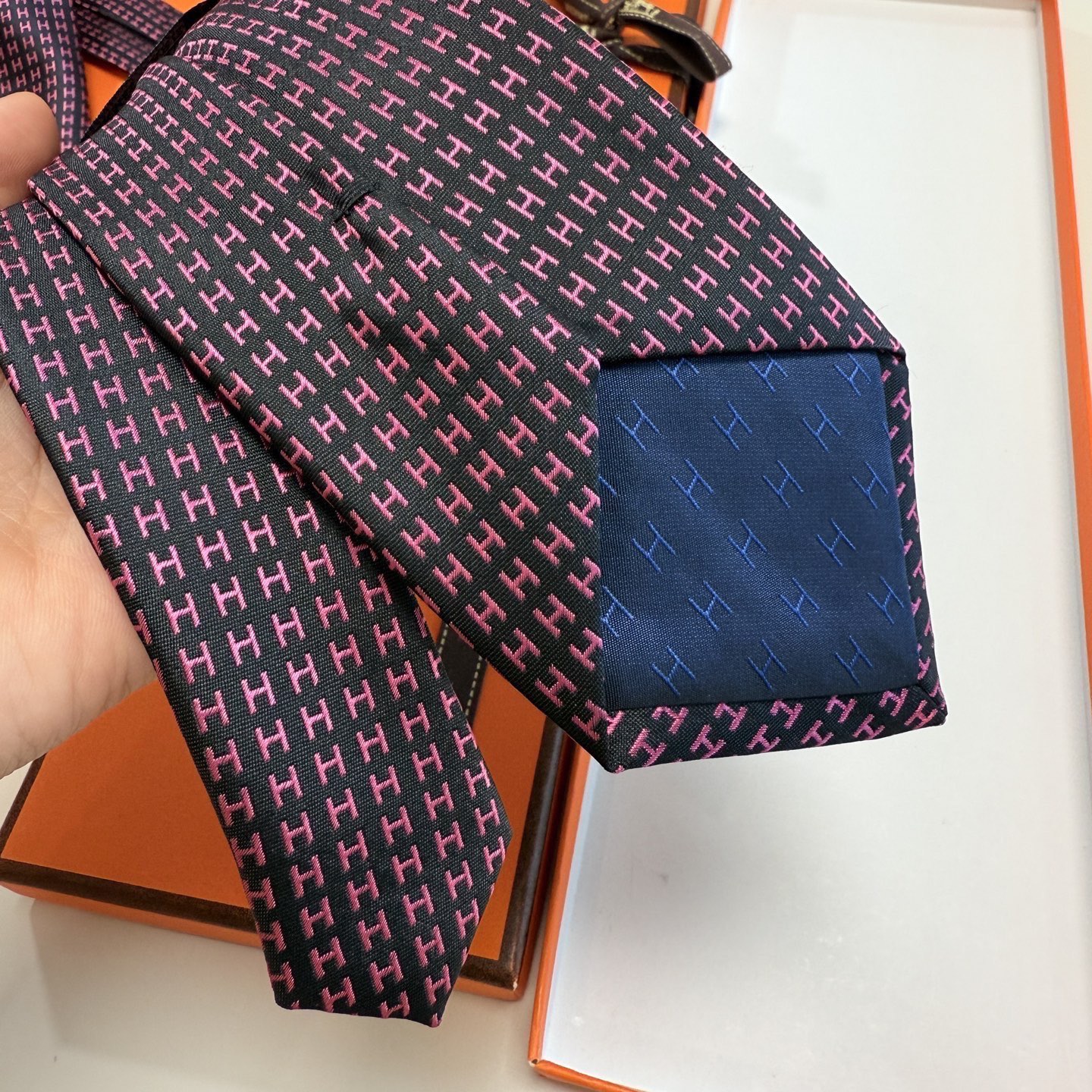 🌾男士新款领带系列【H字母图案领带】👔👔，稀有H家每年都有一千条不同印花的领带面世，从最初的多以几何图案