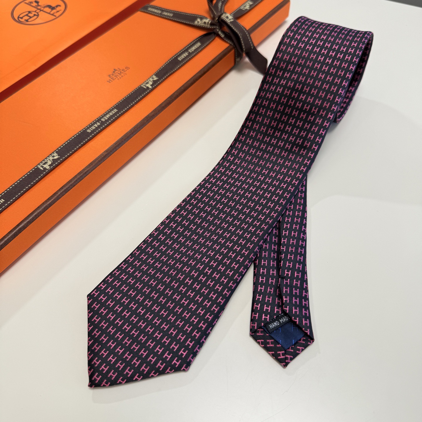 🌾男士新款领带系列【H字母图案领带】👔👔，稀有H家每年都有一千条不同印花的领带面世，从最初的多以几何图案