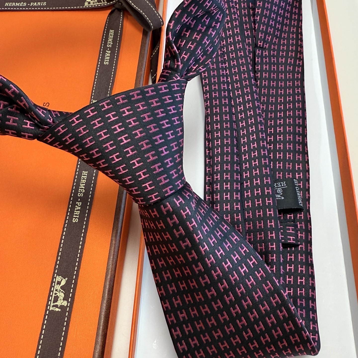 🌾男士新款领带系列【H字母图案领带】👔👔，稀有H家每年都有一千条不同印花的领带面世，从最初的多以几何图案