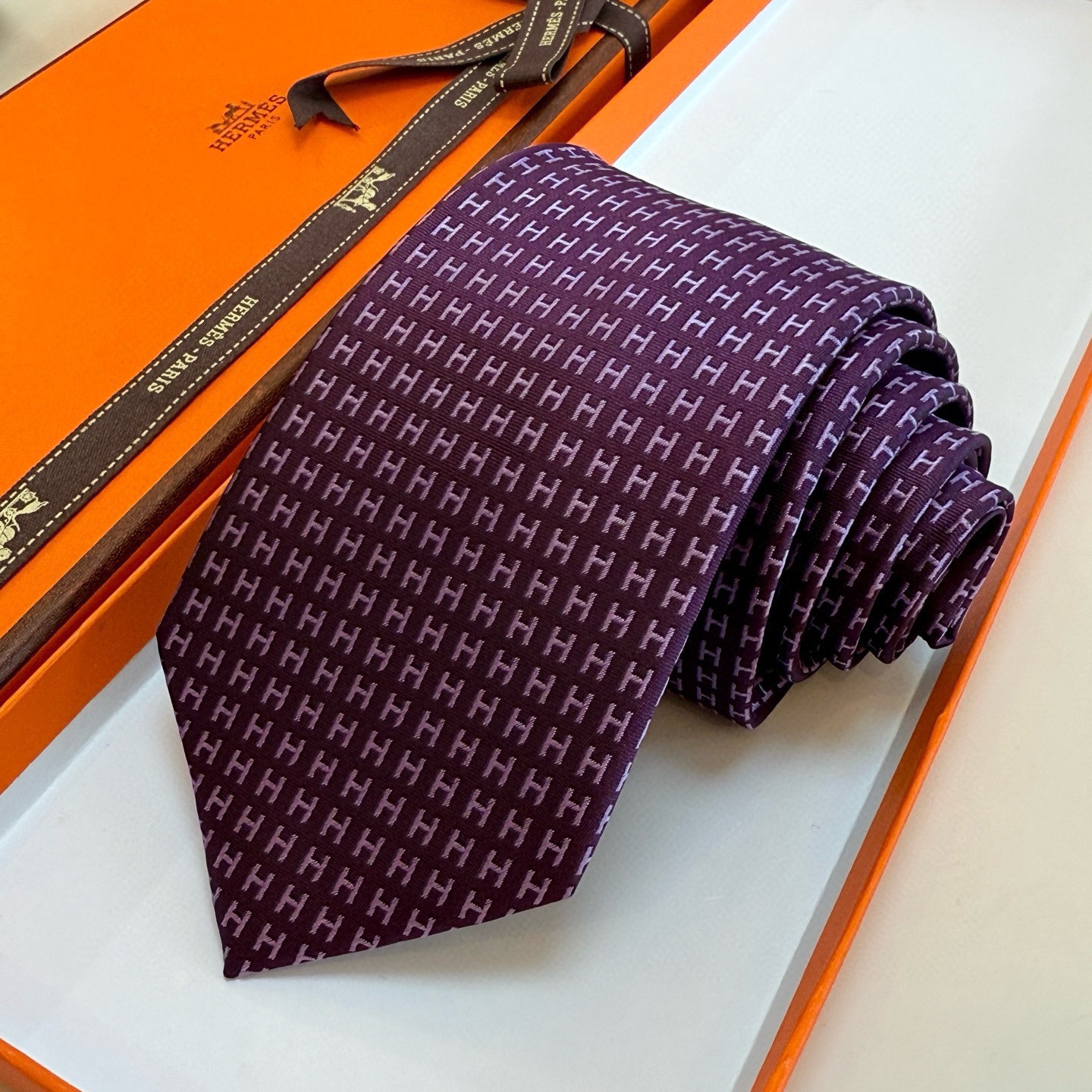 🌾男士新款领带系列【H字母图案领带】👔👔，稀有H家每年都有一千条不同印花的领带面世，从最初的多以几何图案