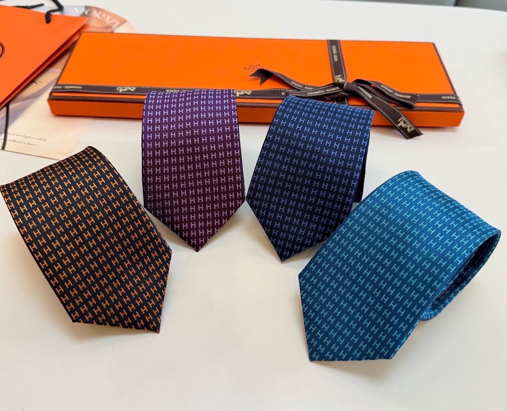 🌾男士新款领带系列【H字母图案领带】👔👔，稀有H家每年都有一千条不同印花的领带面世，从最初的多以几何图案