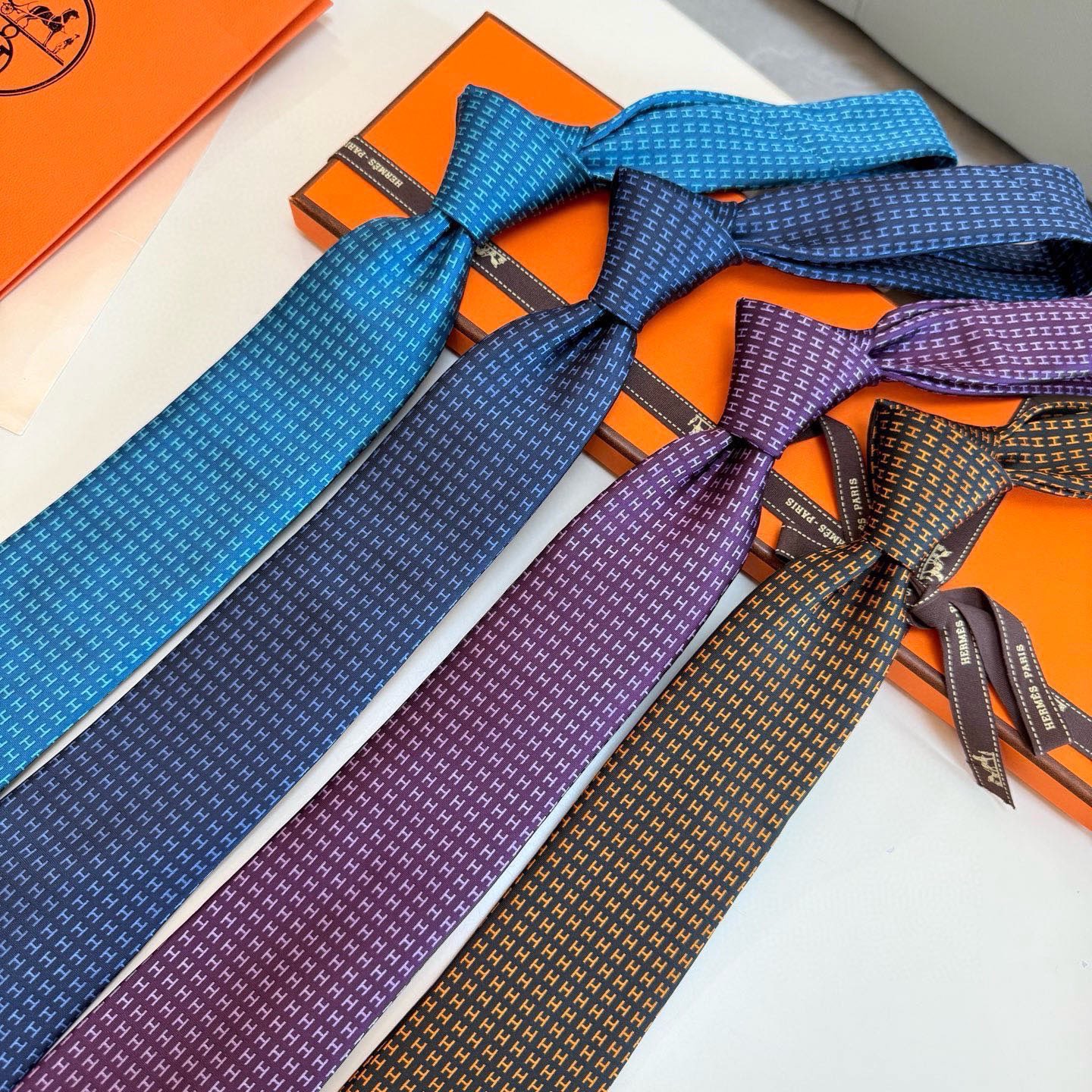 🌾男士新款领带系列【H字母图案领带】👔👔，稀有H家每年都有一千条不同印花的领带面世，从最初的多以几何图案
