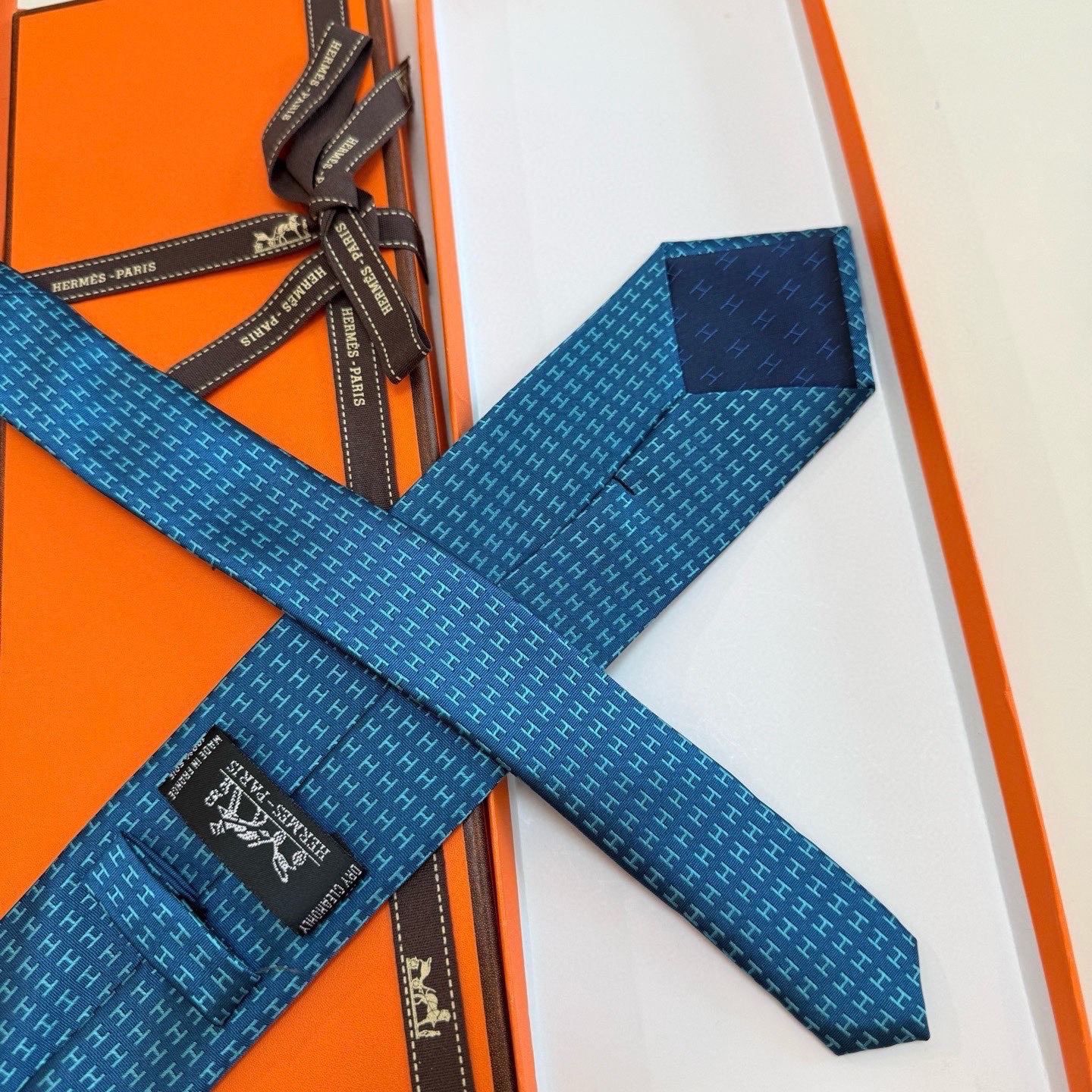 🌾男士新款领带系列【H字母图案领带】👔👔，稀有H家每年都有一千条不同印花的领带面世，从最初的多以几何图案