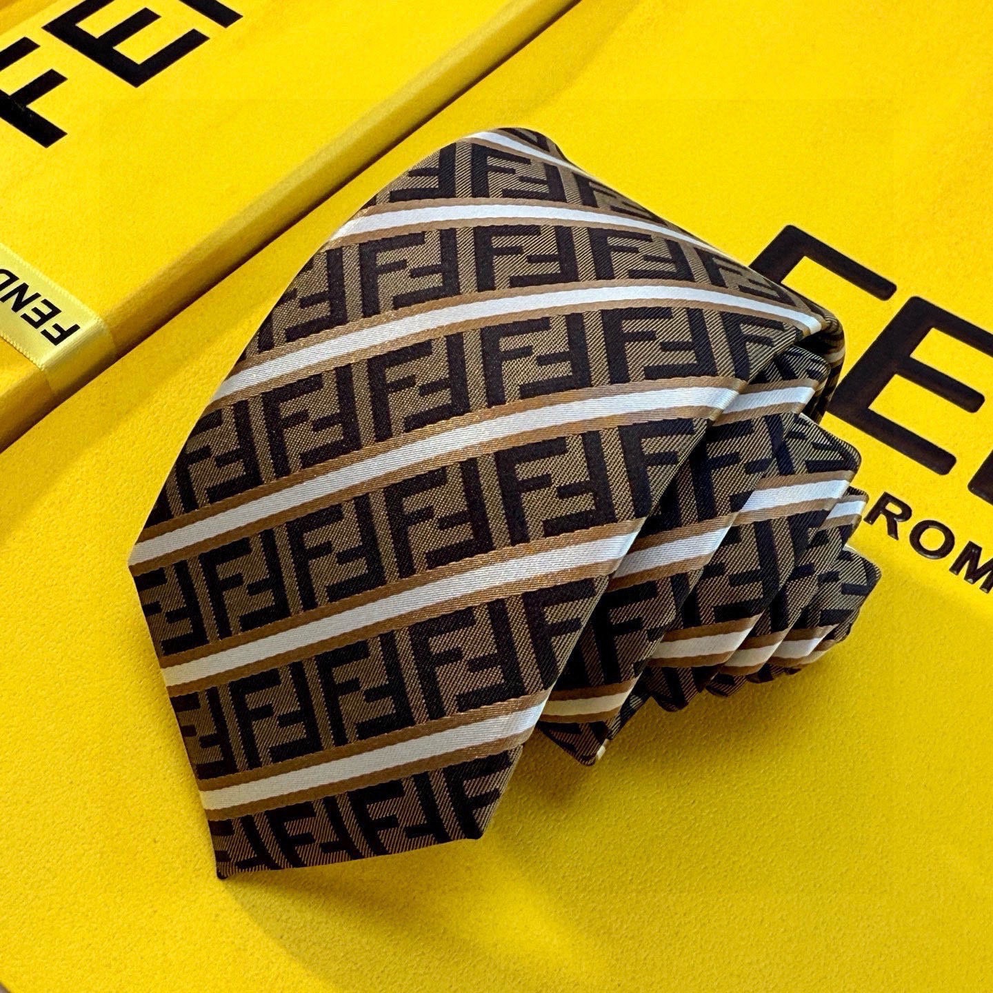 🌾实物真的很美，男士芬迪爆款领带👔👔，稀有😻😻展现精湛手工与时尚优雅的理想选择，这款采用F家最具标志性的