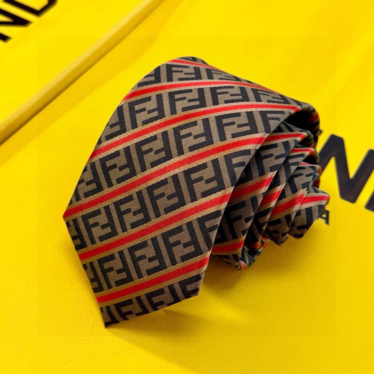 🌾实物真的很美，男士芬迪爆款领带👔👔，稀有😻😻展现精湛手工与时尚优雅的理想选择，这款采用F家最具标志性的