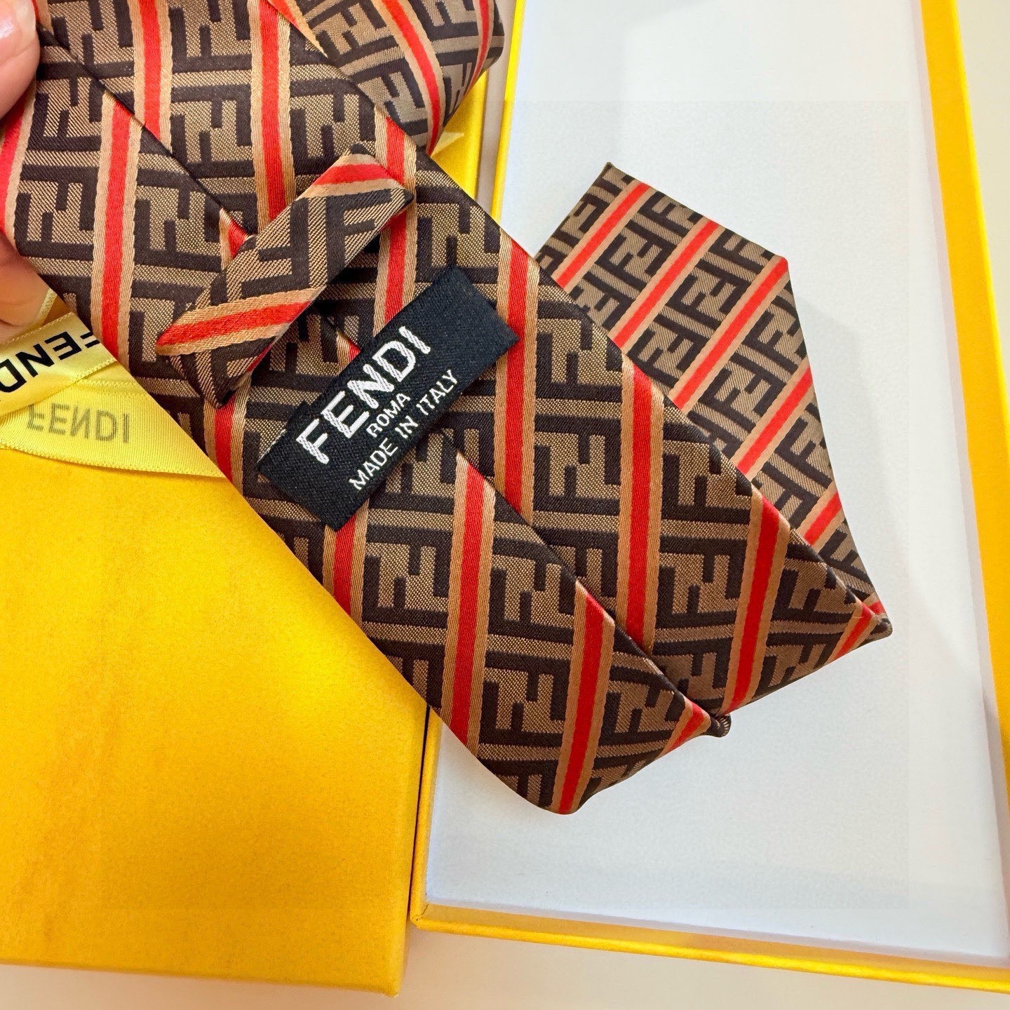 🌾实物真的很美，男士芬迪爆款领带👔👔，稀有😻😻展现精湛手工与时尚优雅的理想选择，这款采用F家最具标志性的
