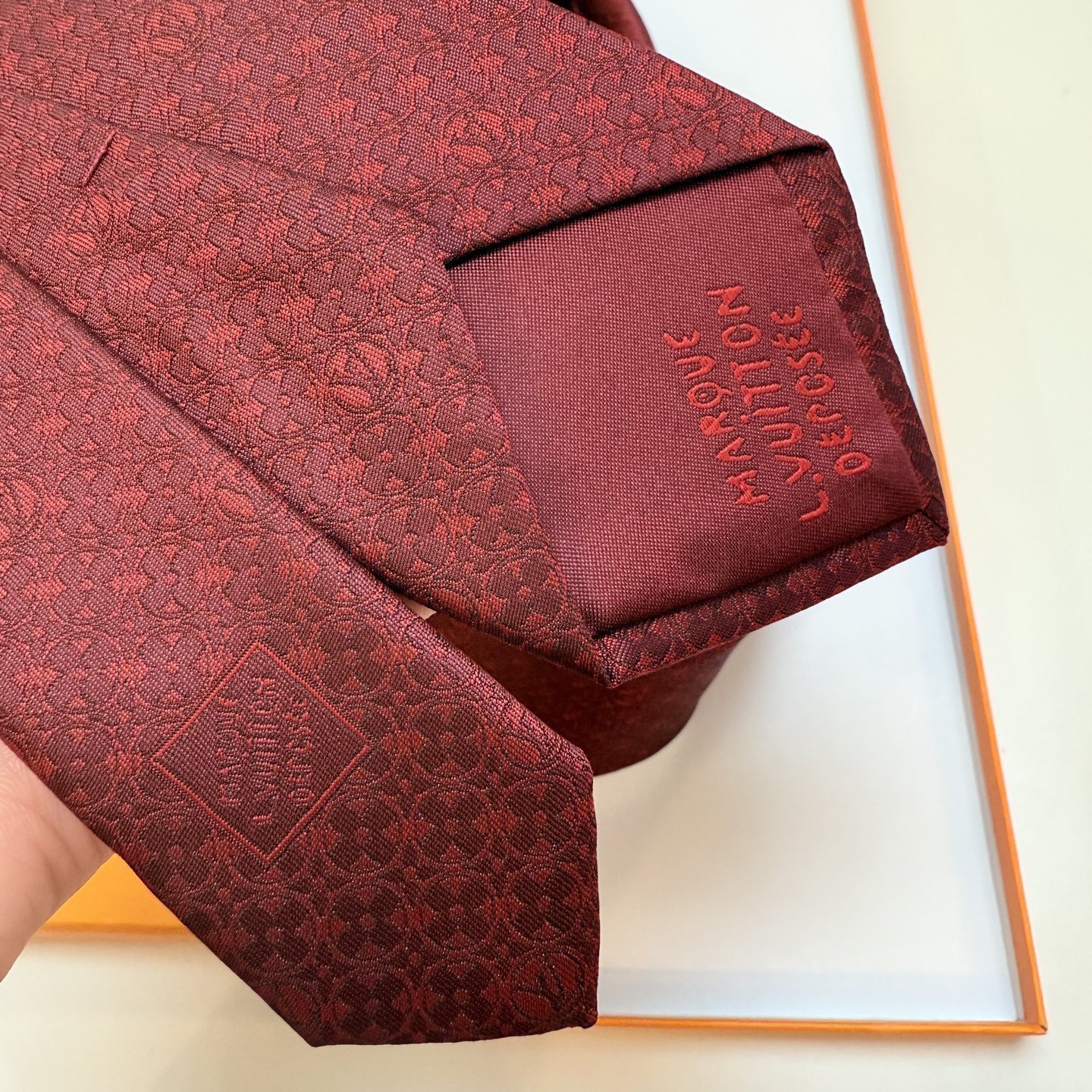 P🌾LV官方新款 男士领带系列MonogramFlower领带创意诠释品牌元素，为连绵图案穿插品牌学母，