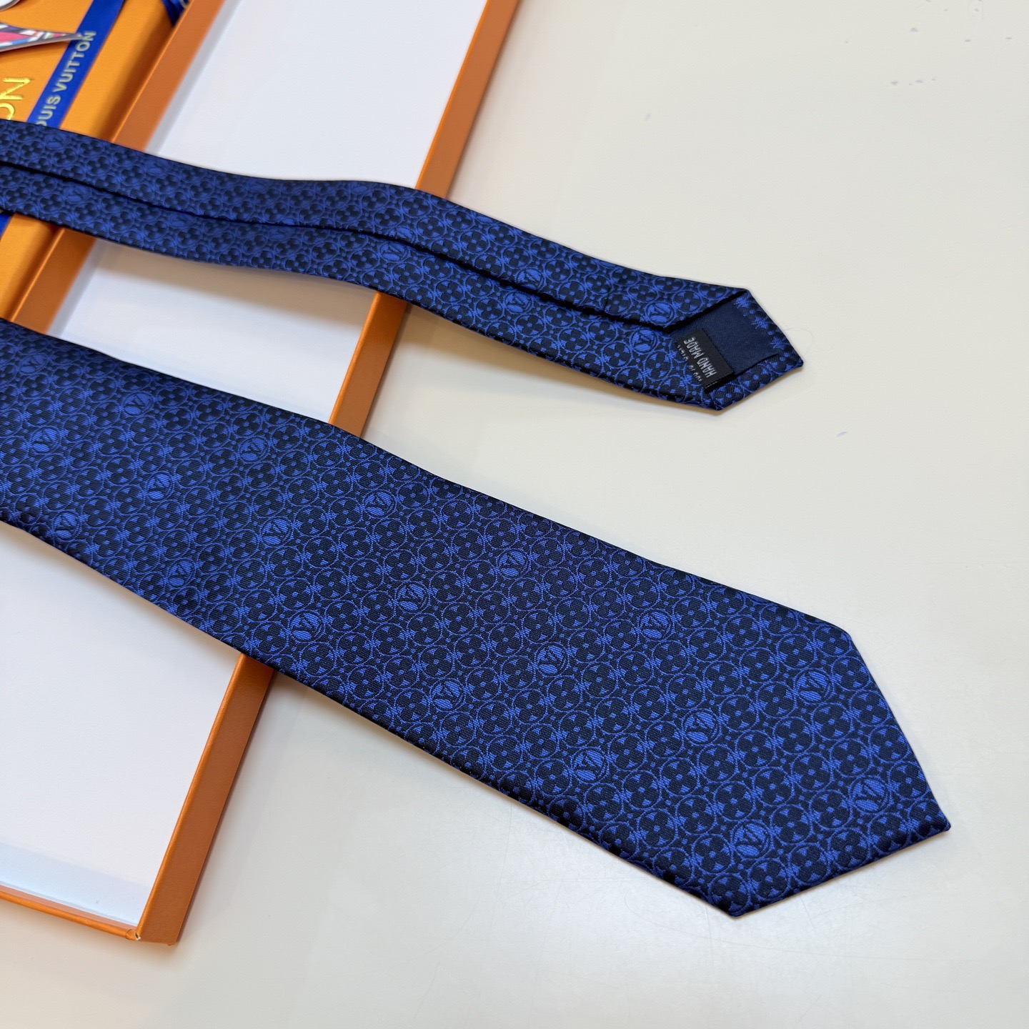 P🌾LV官方新款 男士领带系列MonogramFlower领带创意诠释品牌元素，为连绵图案穿插品牌学母，