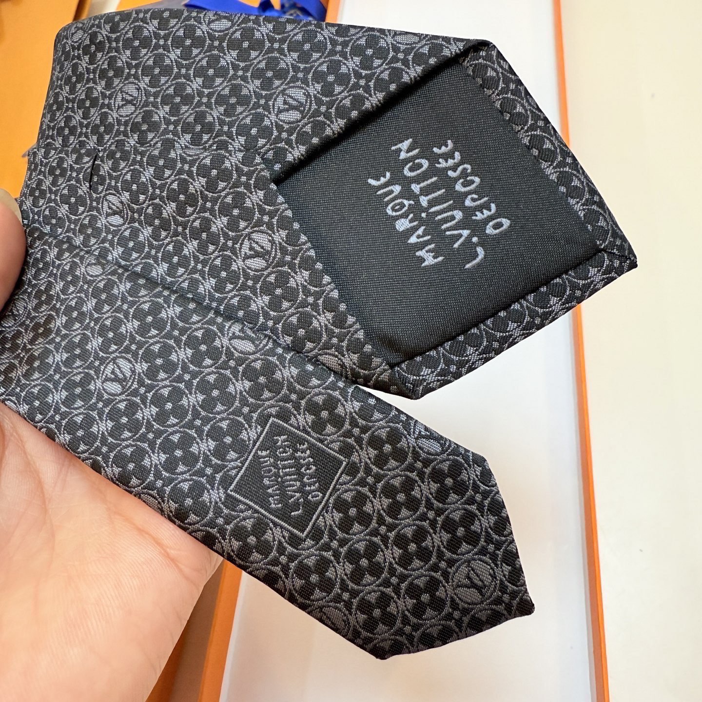 P🌾LV官方新款 男士领带系列MonogramFlower领带创意诠释品牌元素，为连绵图案穿插品牌学母，