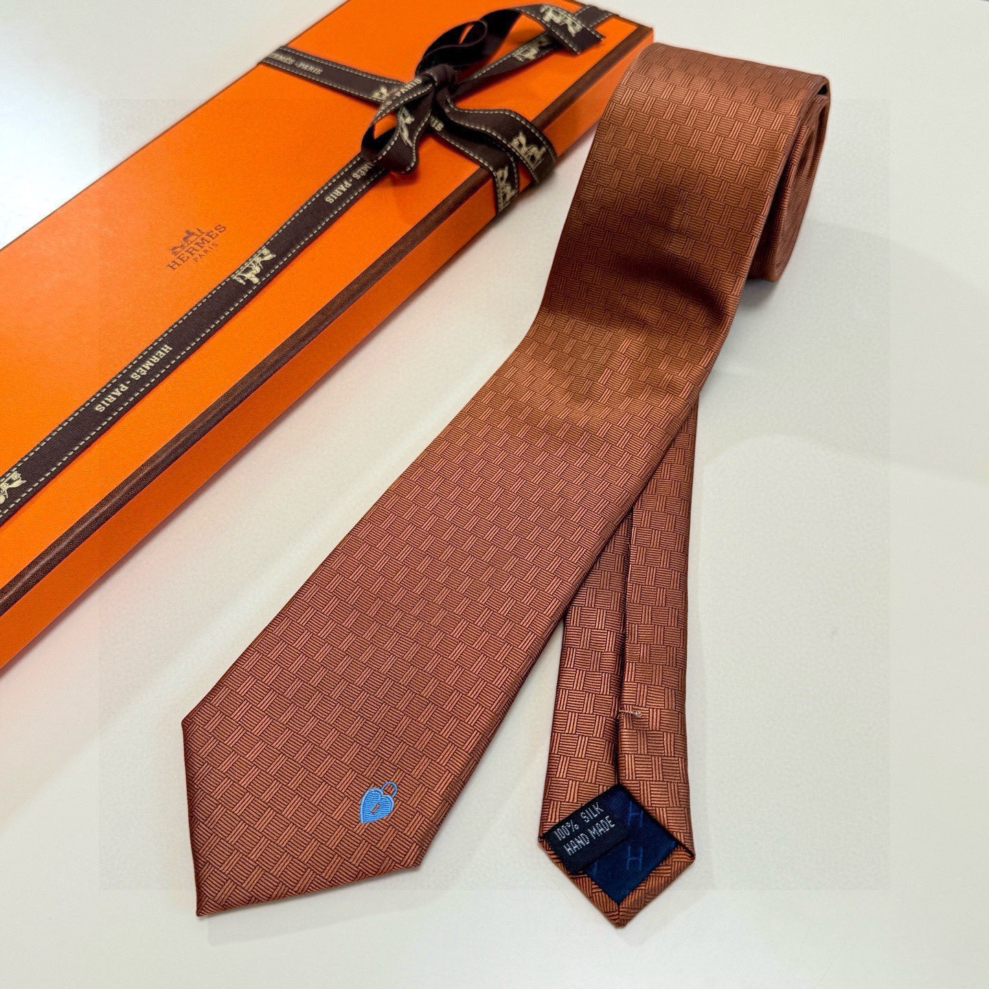 🌾“幸福之钥”官方新色到货！9色！爱马仕领带是每位男士衣橱中不可或缺的单品，也是一段故事的起源。仅有一条