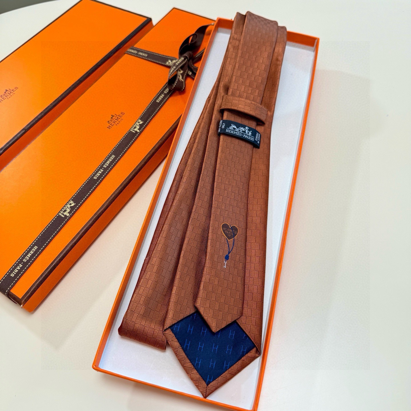 🌾“幸福之钥”官方新色到货！9色！爱马仕领带是每位男士衣橱中不可或缺的单品，也是一段故事的起源。仅有一条