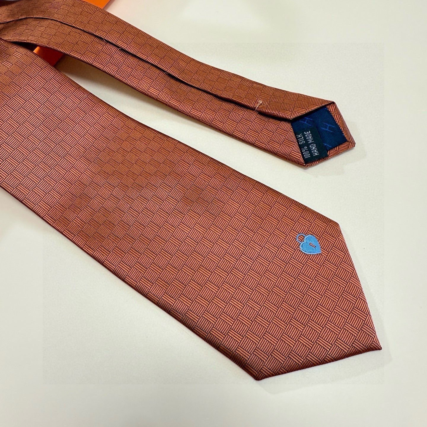 🌾“幸福之钥”官方新色到货！9色！爱马仕领带是每位男士衣橱中不可或缺的单品，也是一段故事的起源。仅有一条