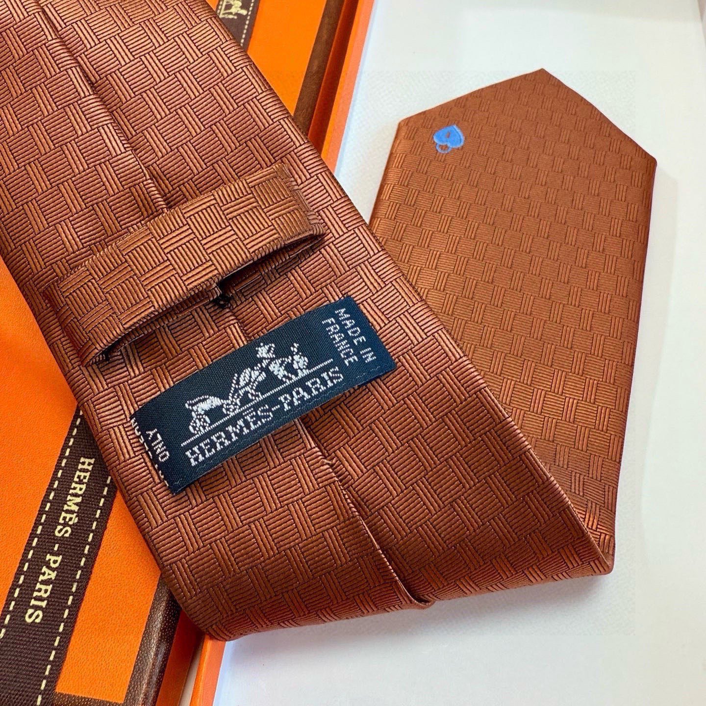 🌾“幸福之钥”官方新色到货！9色！爱马仕领带是每位男士衣橱中不可或缺的单品，也是一段故事的起源。仅有一条