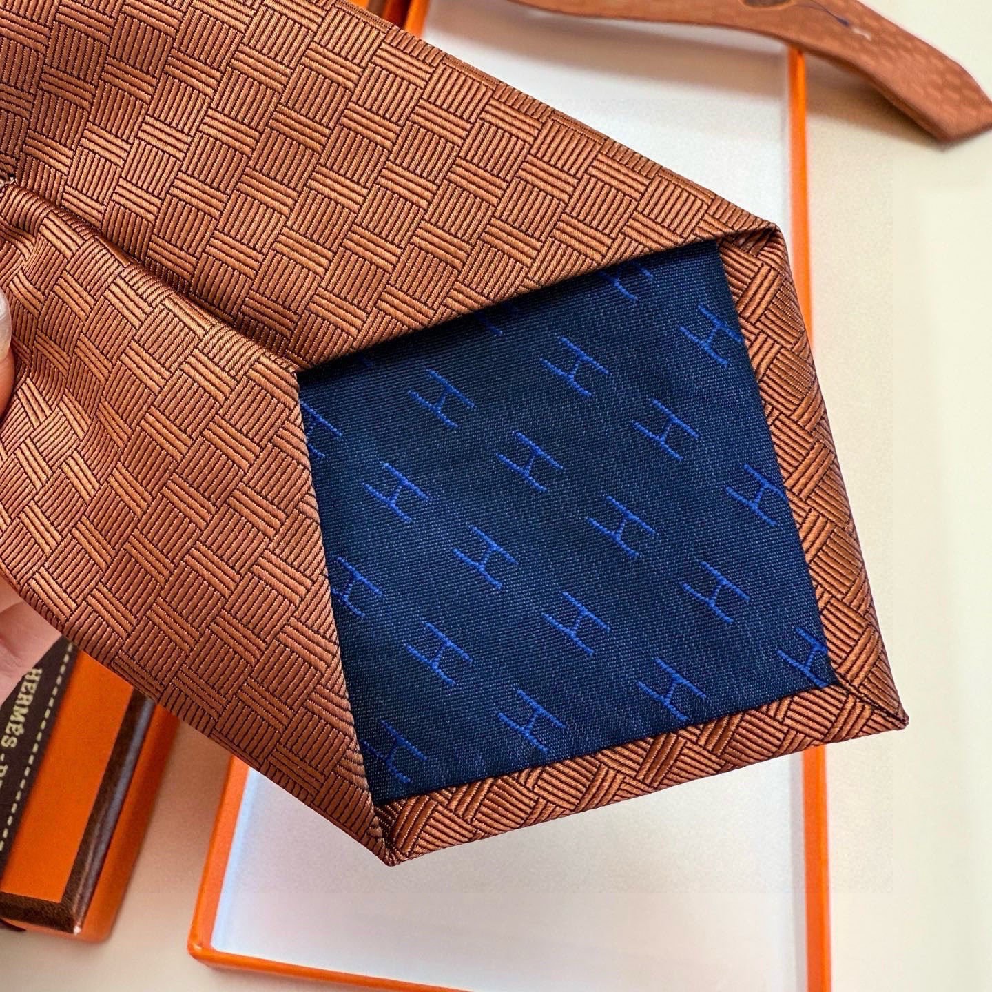 🌾“幸福之钥”官方新色到货！9色！爱马仕领带是每位男士衣橱中不可或缺的单品，也是一段故事的起源。仅有一条