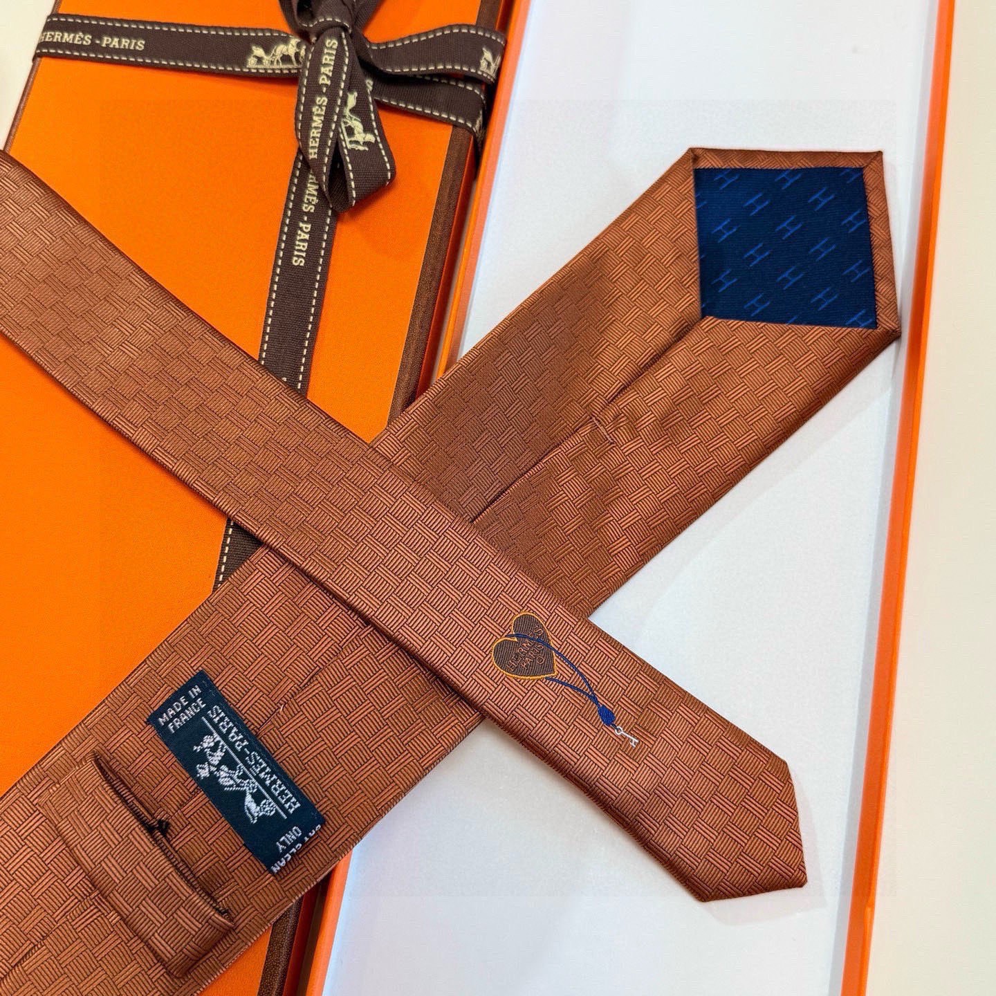 🌾“幸福之钥”官方新色到货！9色！爱马仕领带是每位男士衣橱中不可或缺的单品，也是一段故事的起源。仅有一条