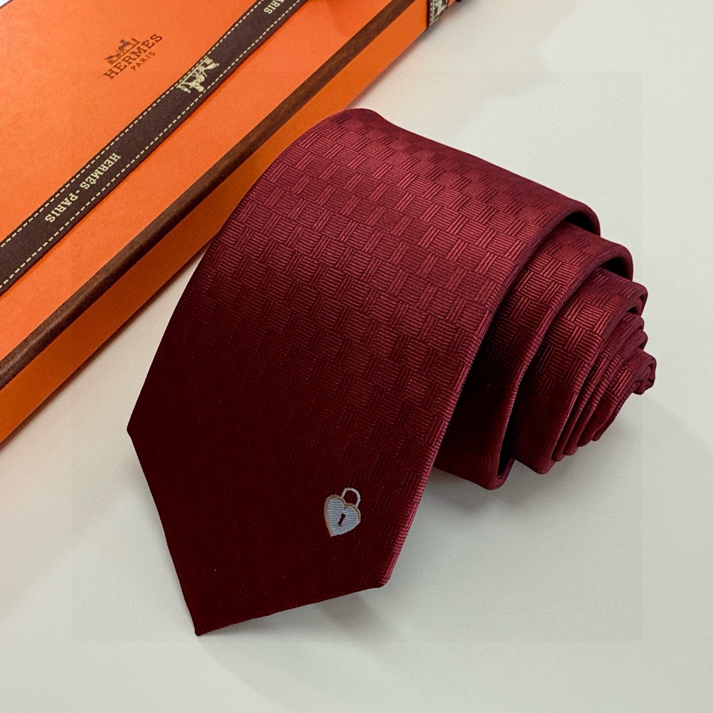 🌾“幸福之钥”官方新色到货！9色！爱马仕领带是每位男士衣橱中不可或缺的单品，也是一段故事的起源。仅有一条