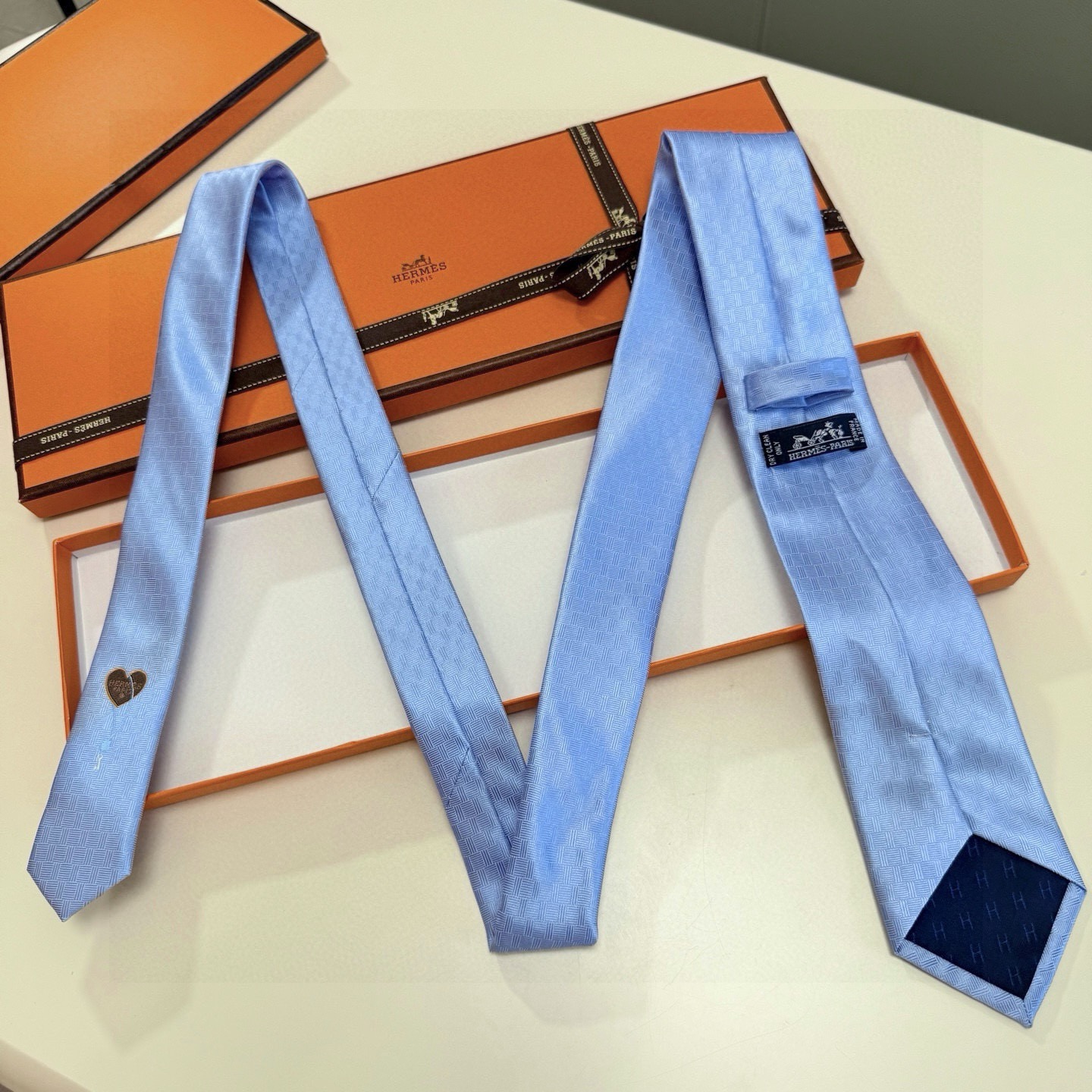 🌾“幸福之钥”官方新色到货！9色！爱马仕领带是每位男士衣橱中不可或缺的单品，也是一段故事的起源。仅有一条