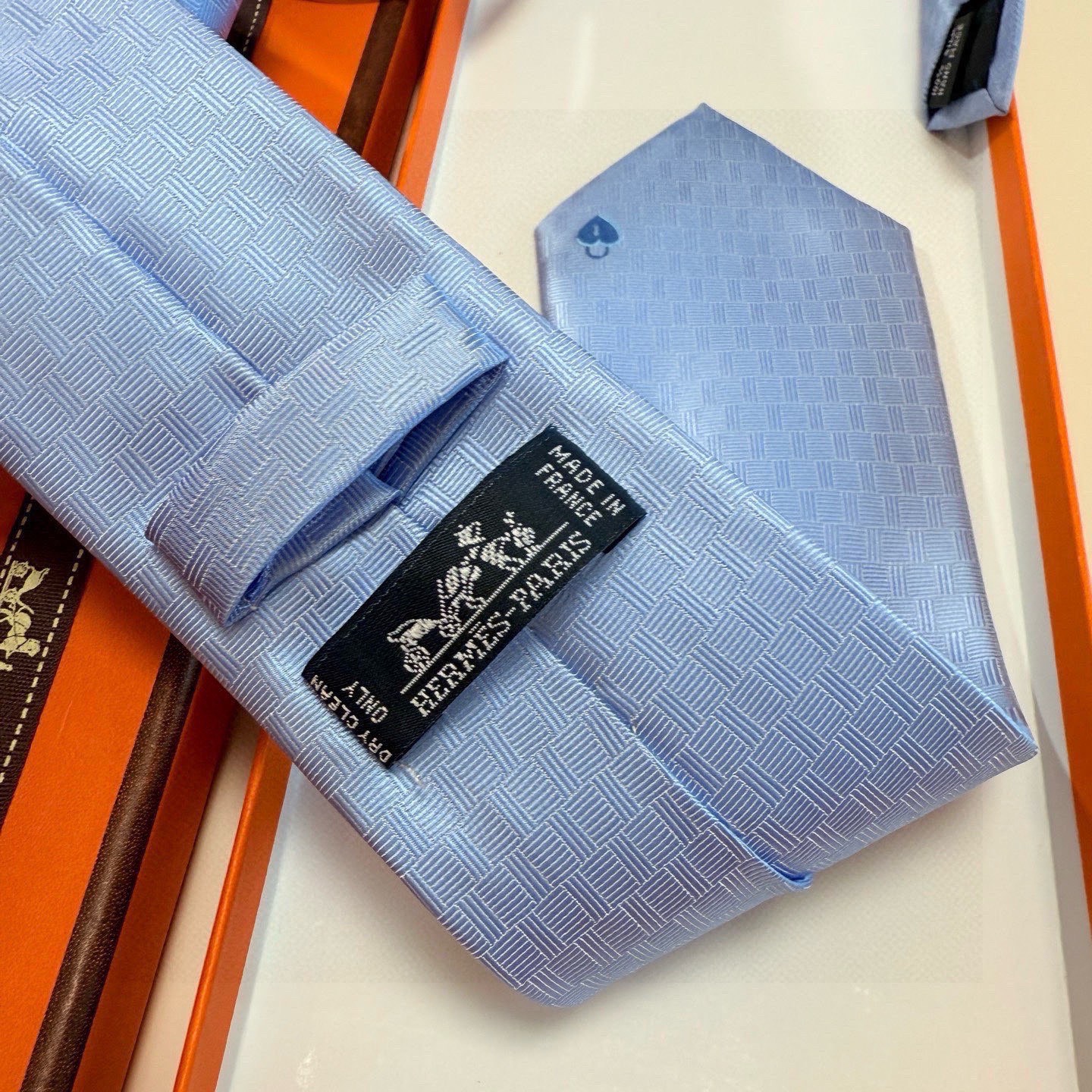 🌾“幸福之钥”官方新色到货！9色！爱马仕领带是每位男士衣橱中不可或缺的单品，也是一段故事的起源。仅有一条