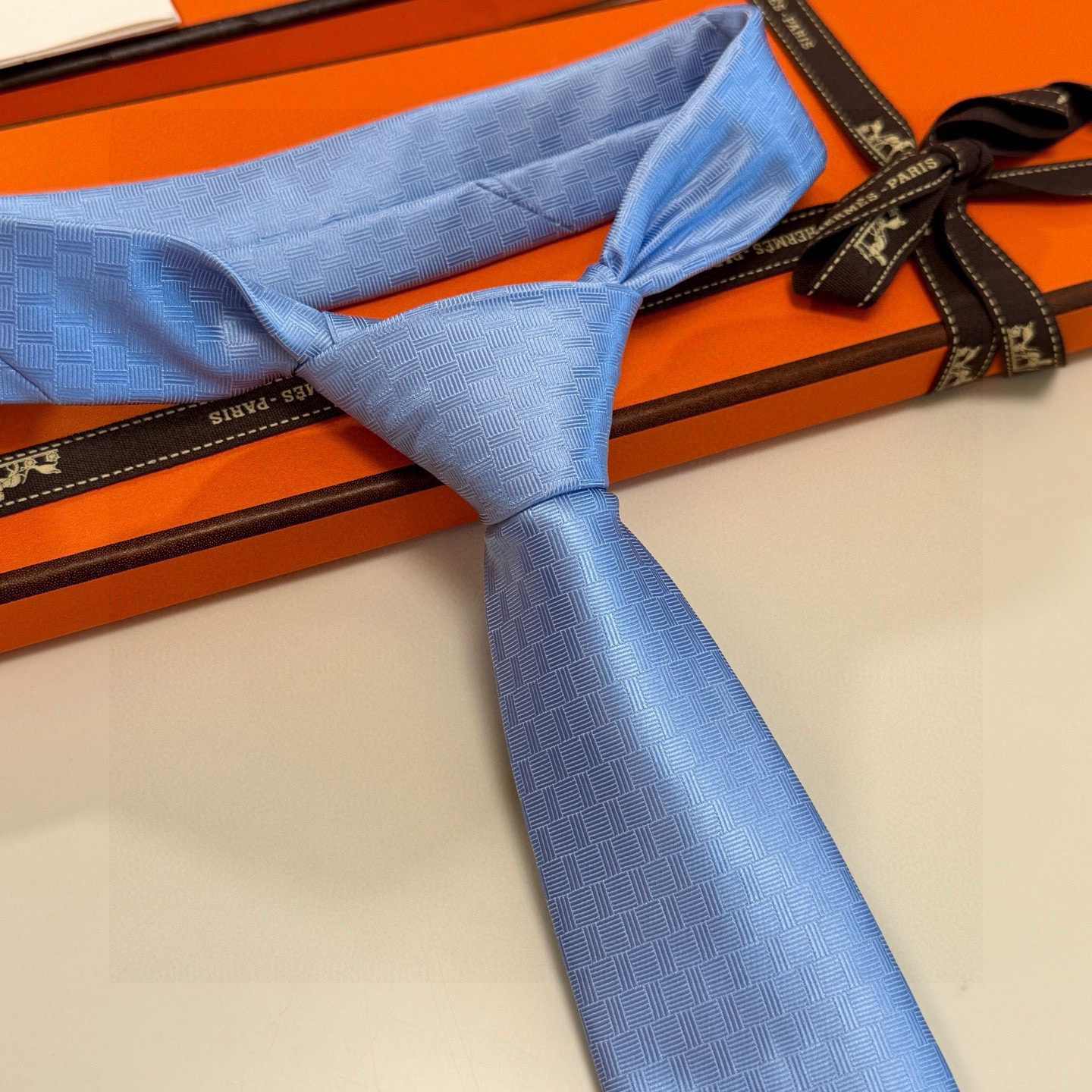 🌾“幸福之钥”官方新色到货！9色！爱马仕领带是每位男士衣橱中不可或缺的单品，也是一段故事的起源。仅有一条