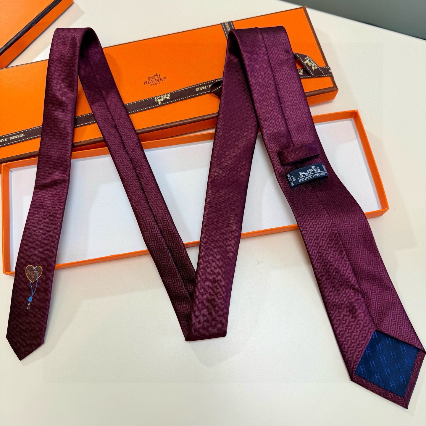 🌾“幸福之钥”官方新色到货！9色！爱马仕领带是每位男士衣橱中不可或缺的单品，也是一段故事的起源。仅有一条