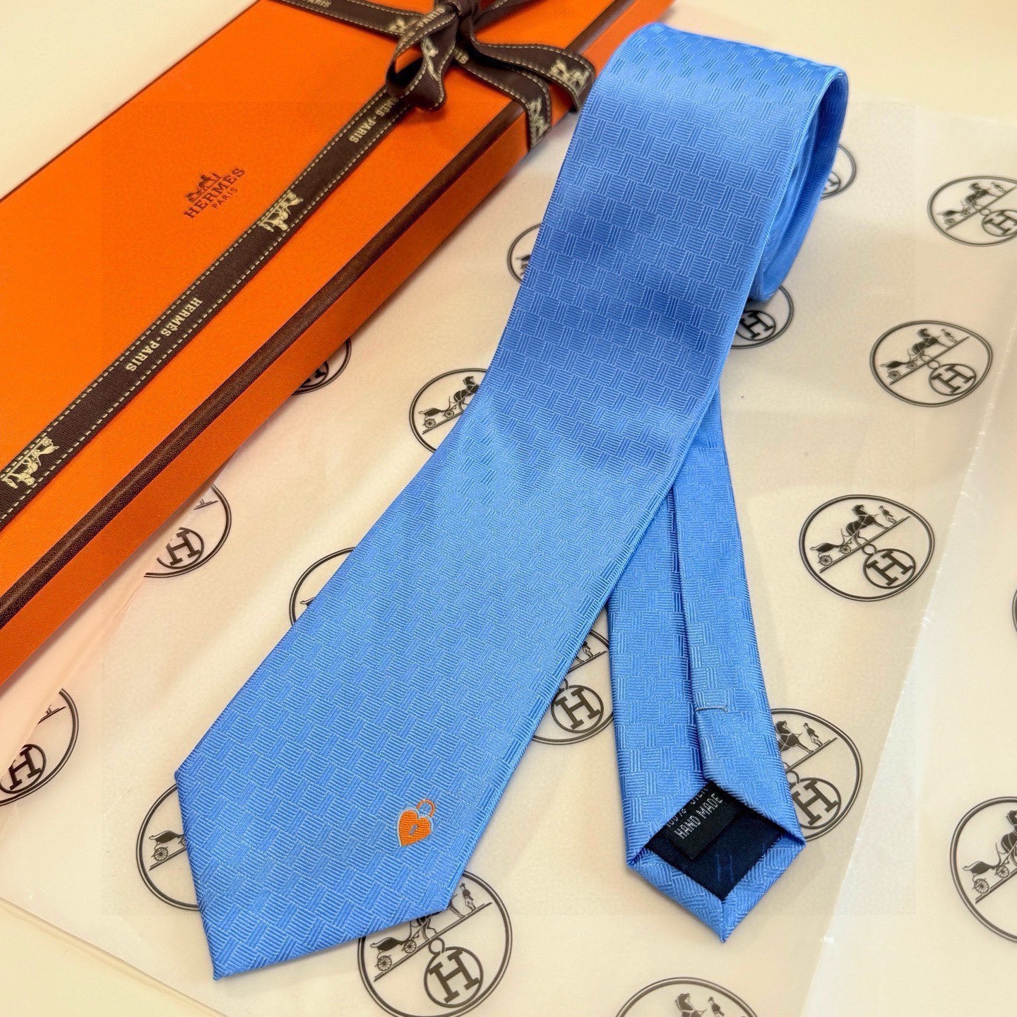 🌾“幸福之钥”官方新色到货！9色！爱马仕领带是每位男士衣橱中不可或缺的单品，也是一段故事的起源。仅有一条