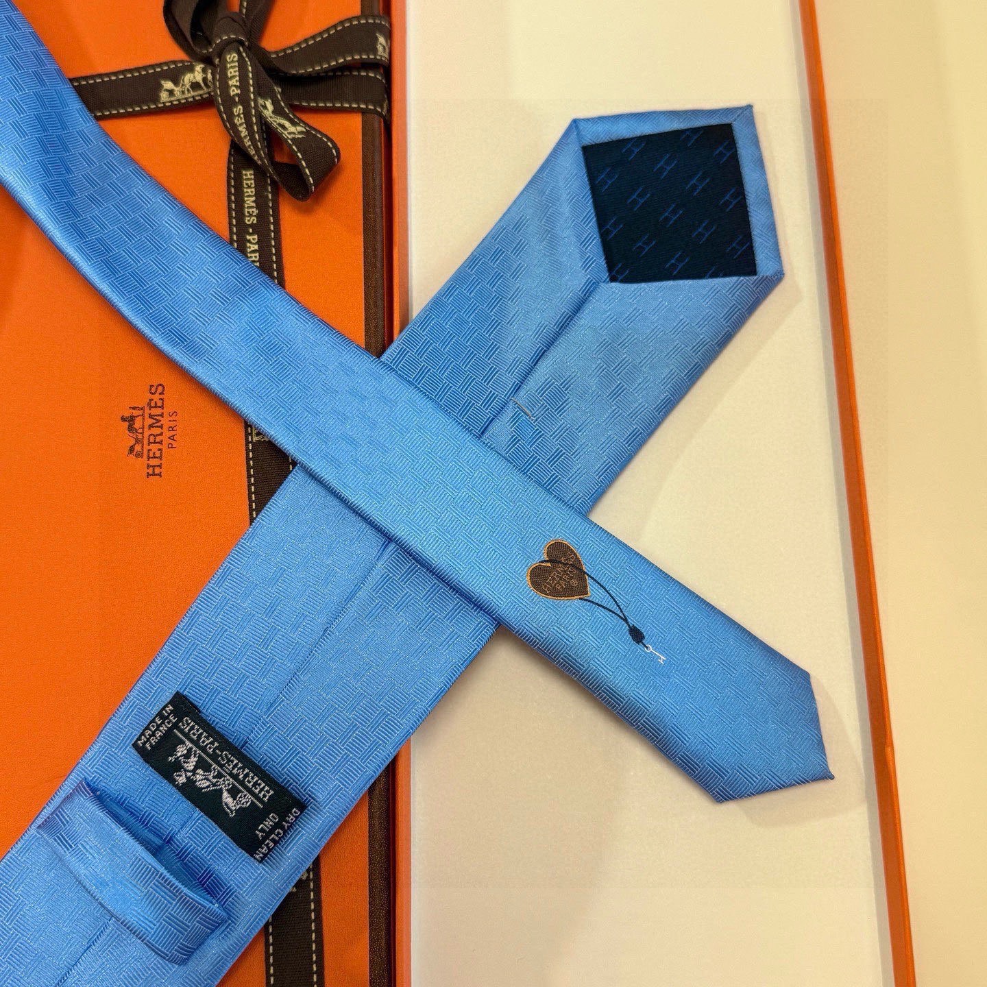 🌾“幸福之钥”官方新色到货！9色！爱马仕领带是每位男士衣橱中不可或缺的单品，也是一段故事的起源。仅有一条