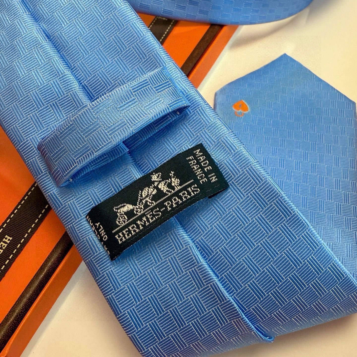 🌾“幸福之钥”官方新色到货！9色！爱马仕领带是每位男士衣橱中不可或缺的单品，也是一段故事的起源。仅有一条