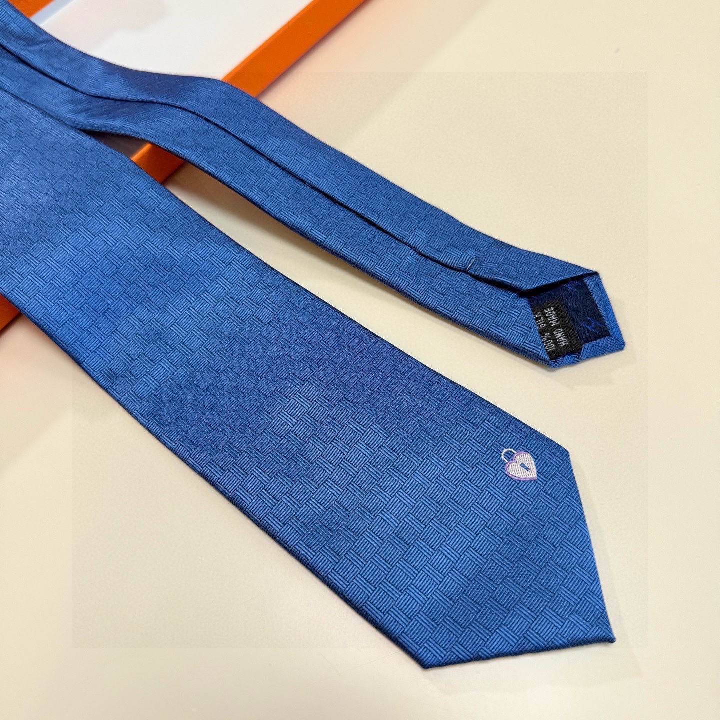 🌾“幸福之钥”官方新色到货！9色！爱马仕领带是每位男士衣橱中不可或缺的单品，也是一段故事的起源。仅有一条