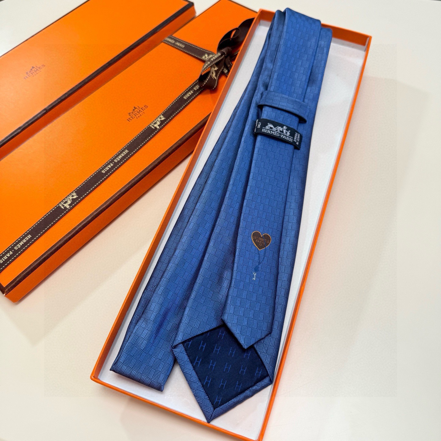 🌾“幸福之钥”官方新色到货！9色！爱马仕领带是每位男士衣橱中不可或缺的单品，也是一段故事的起源。仅有一条