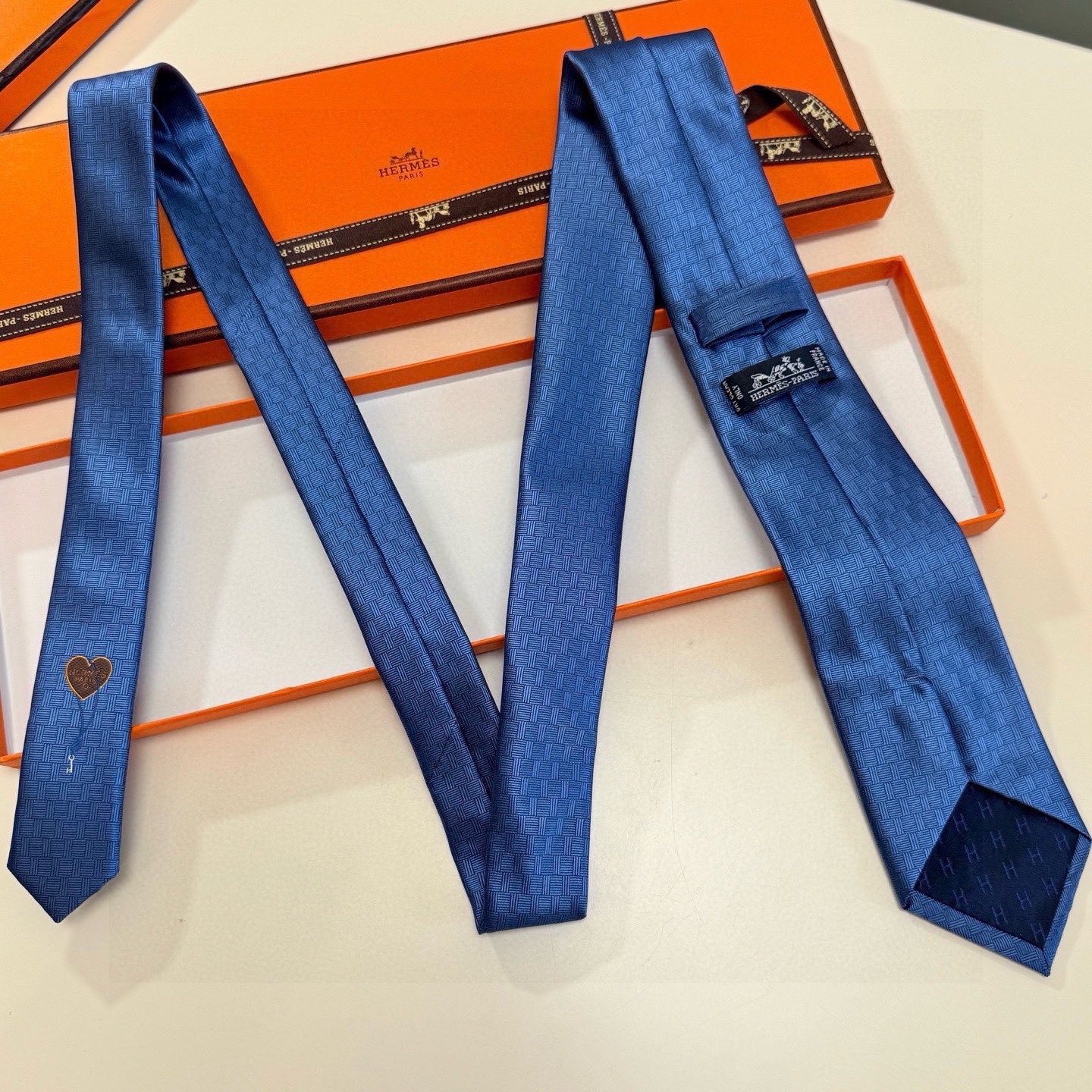 🌾“幸福之钥”官方新色到货！9色！爱马仕领带是每位男士衣橱中不可或缺的单品，也是一段故事的起源。仅有一条