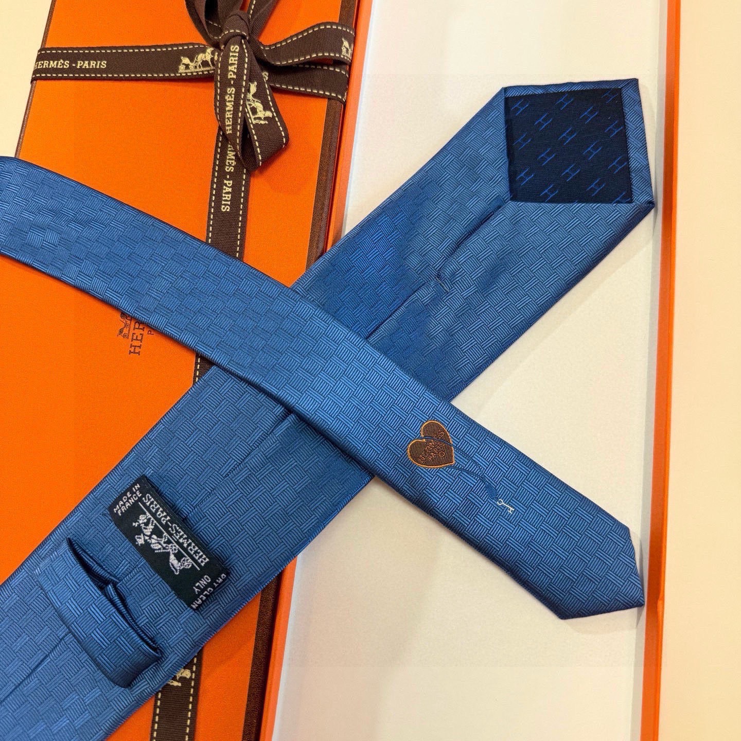 🌾“幸福之钥”官方新色到货！9色！爱马仕领带是每位男士衣橱中不可或缺的单品，也是一段故事的起源。仅有一条