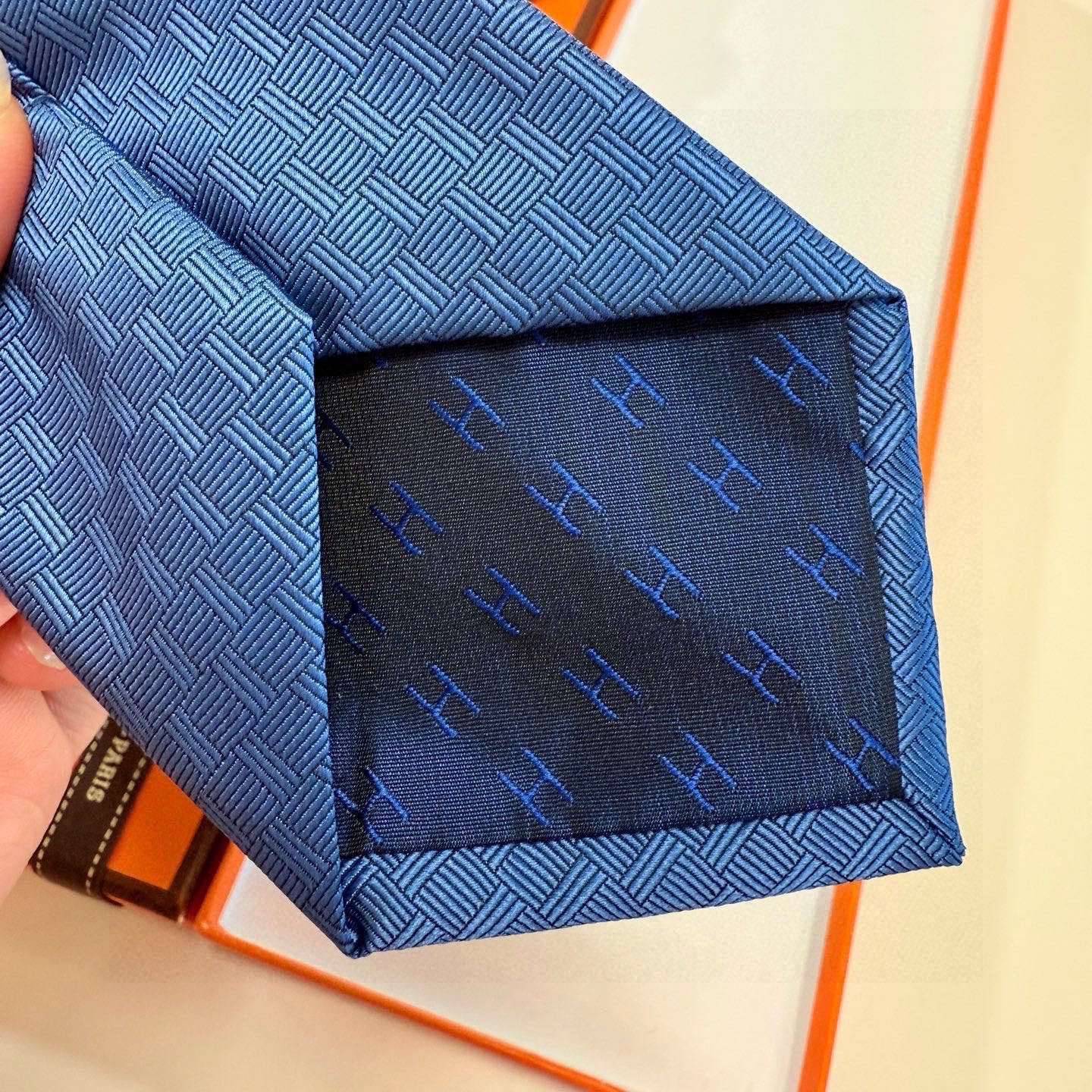 🌾“幸福之钥”官方新色到货！9色！爱马仕领带是每位男士衣橱中不可或缺的单品，也是一段故事的起源。仅有一条