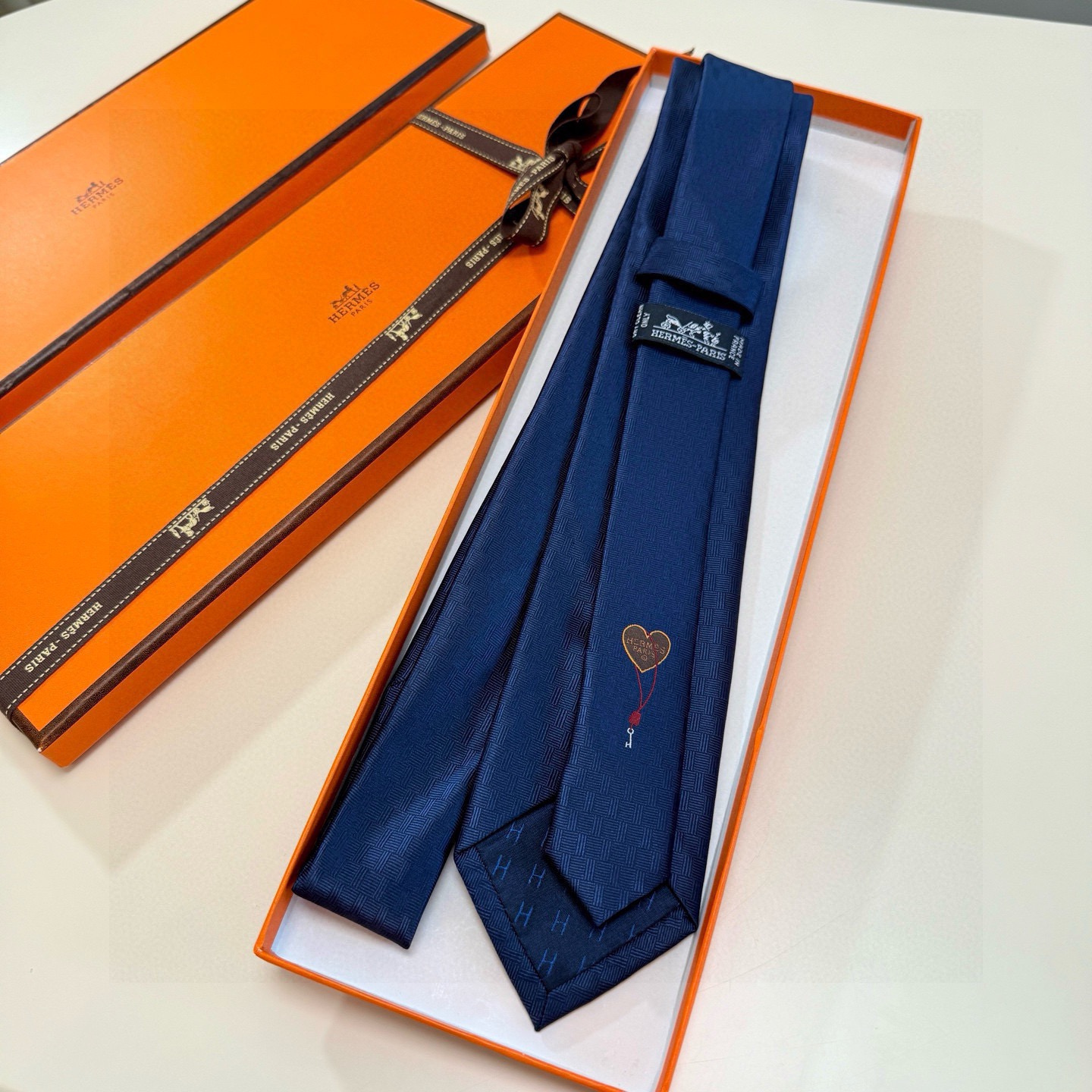 🌾“幸福之钥”官方新色到货！9色！爱马仕领带是每位男士衣橱中不可或缺的单品，也是一段故事的起源。仅有一条