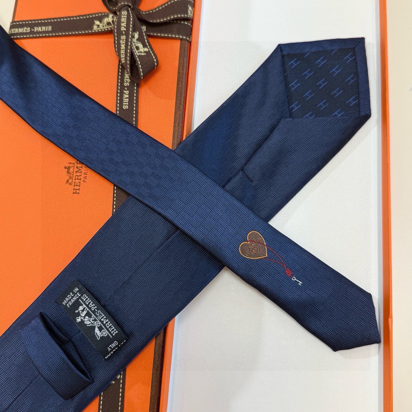 🌾“幸福之钥”官方新色到货！9色！爱马仕领带是每位男士衣橱中不可或缺的单品，也是一段故事的起源。仅有一条