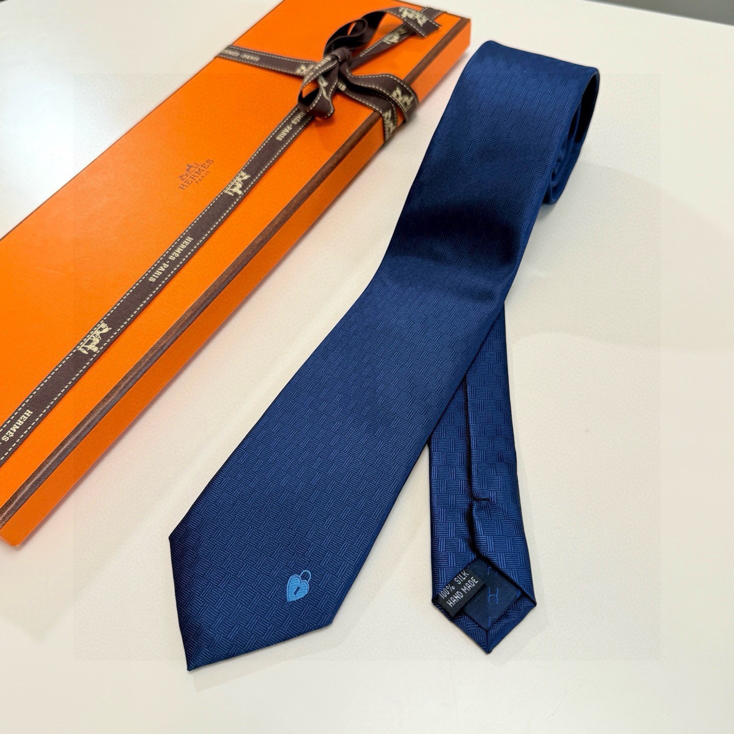 🌾“幸福之钥”官方新色到货！9色！爱马仕领带是每位男士衣橱中不可或缺的单品，也是一段故事的起源。仅有一条