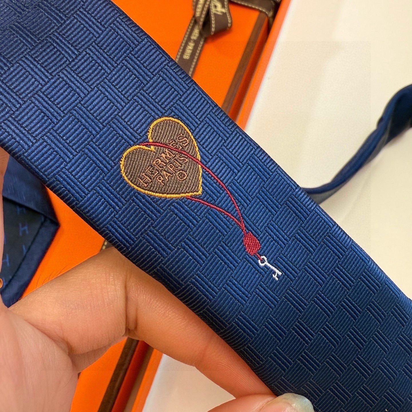 🌾“幸福之钥”官方新色到货！9色！爱马仕领带是每位男士衣橱中不可或缺的单品，也是一段故事的起源。仅有一条