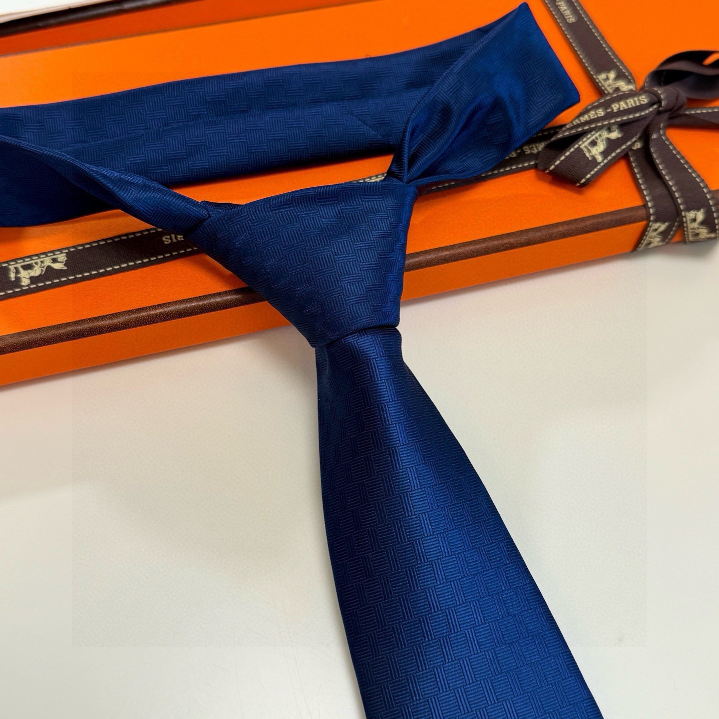 🌾“幸福之钥”官方新色到货！9色！爱马仕领带是每位男士衣橱中不可或缺的单品，也是一段故事的起源。仅有一条