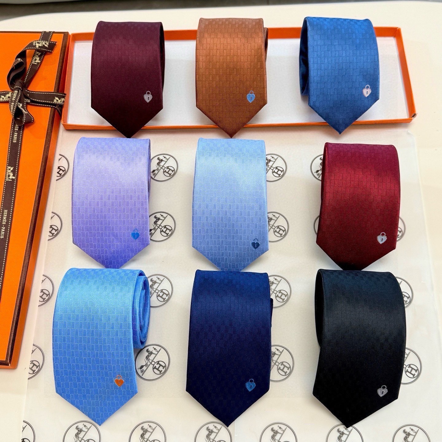 🌾“幸福之钥”官方新色到货！9色！爱马仕领带是每位男士衣橱中不可或缺的单品，也是一段故事的起源。仅有一条