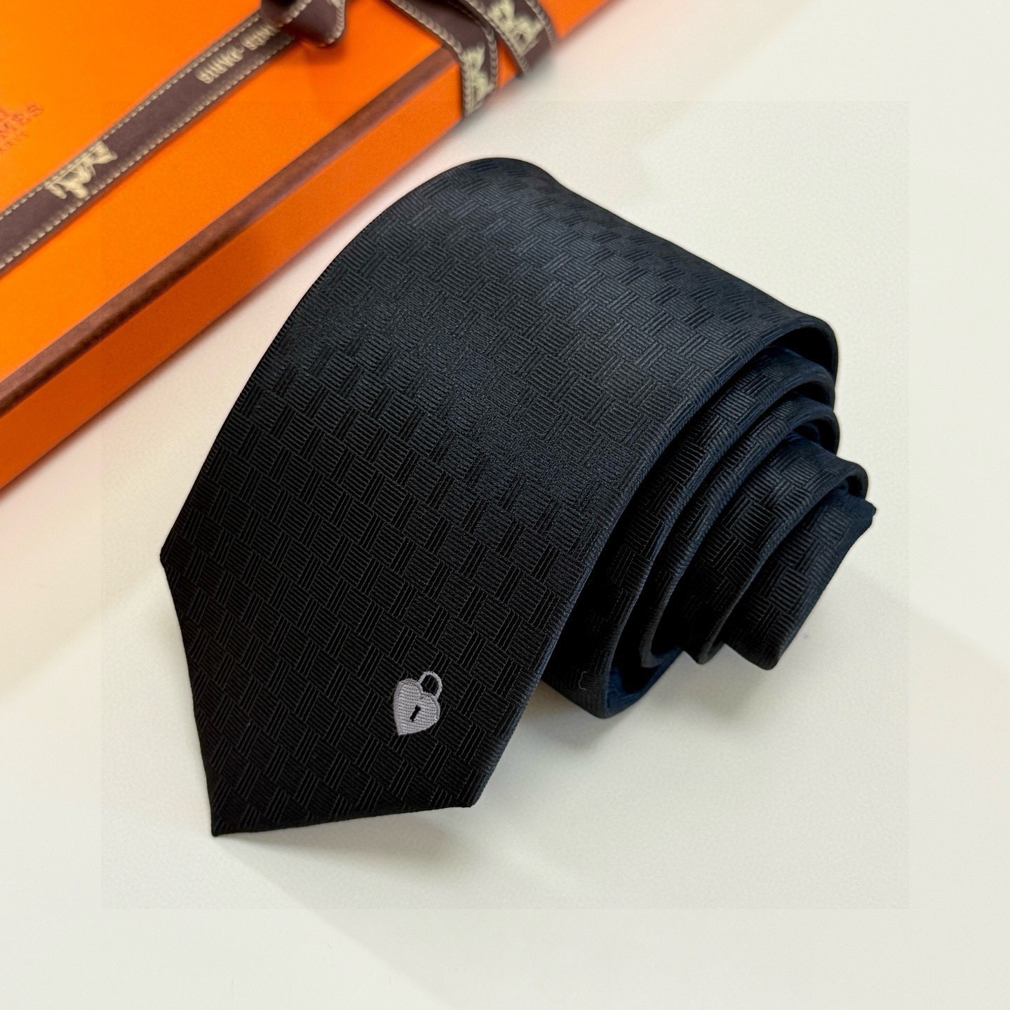 🌾“幸福之钥”官方新色到货！9色！爱马仕领带是每位男士衣橱中不可或缺的单品，也是一段故事的起源。仅有一条