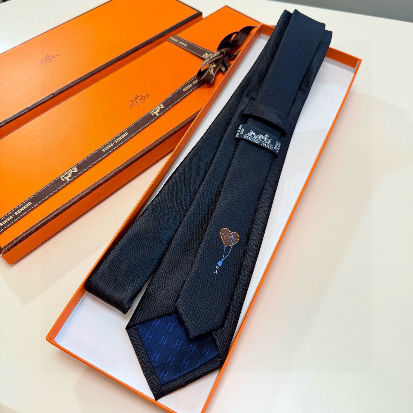 🌾“幸福之钥”官方新色到货！9色！爱马仕领带是每位男士衣橱中不可或缺的单品，也是一段故事的起源。仅有一条