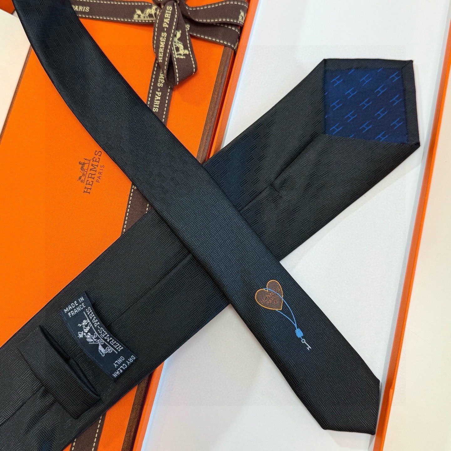 🌾“幸福之钥”官方新色到货！9色！爱马仕领带是每位男士衣橱中不可或缺的单品，也是一段故事的起源。仅有一条