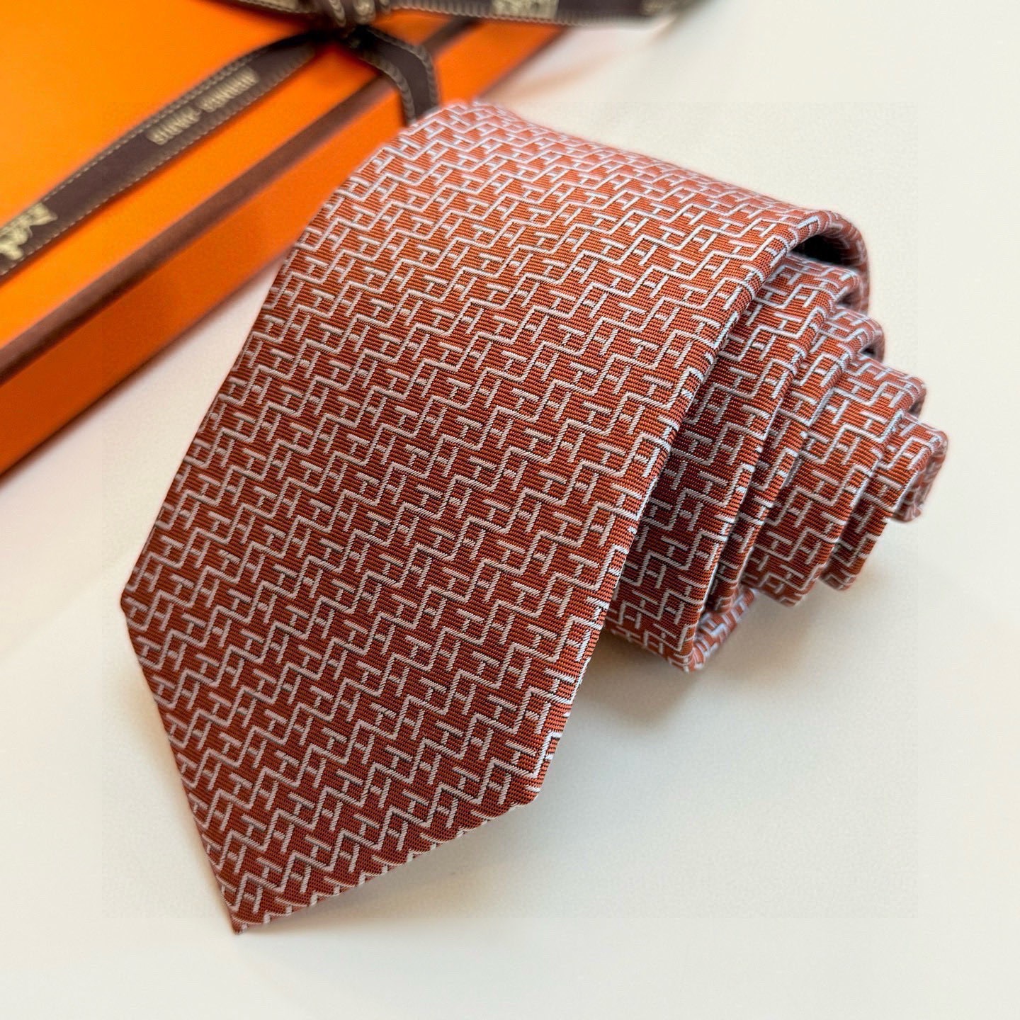 🌾男士新款领带系列【H趣味迷宫领带】爱马仕每年都有一千条不同印花的领带面世，从最初的多以几何图案表现骑术