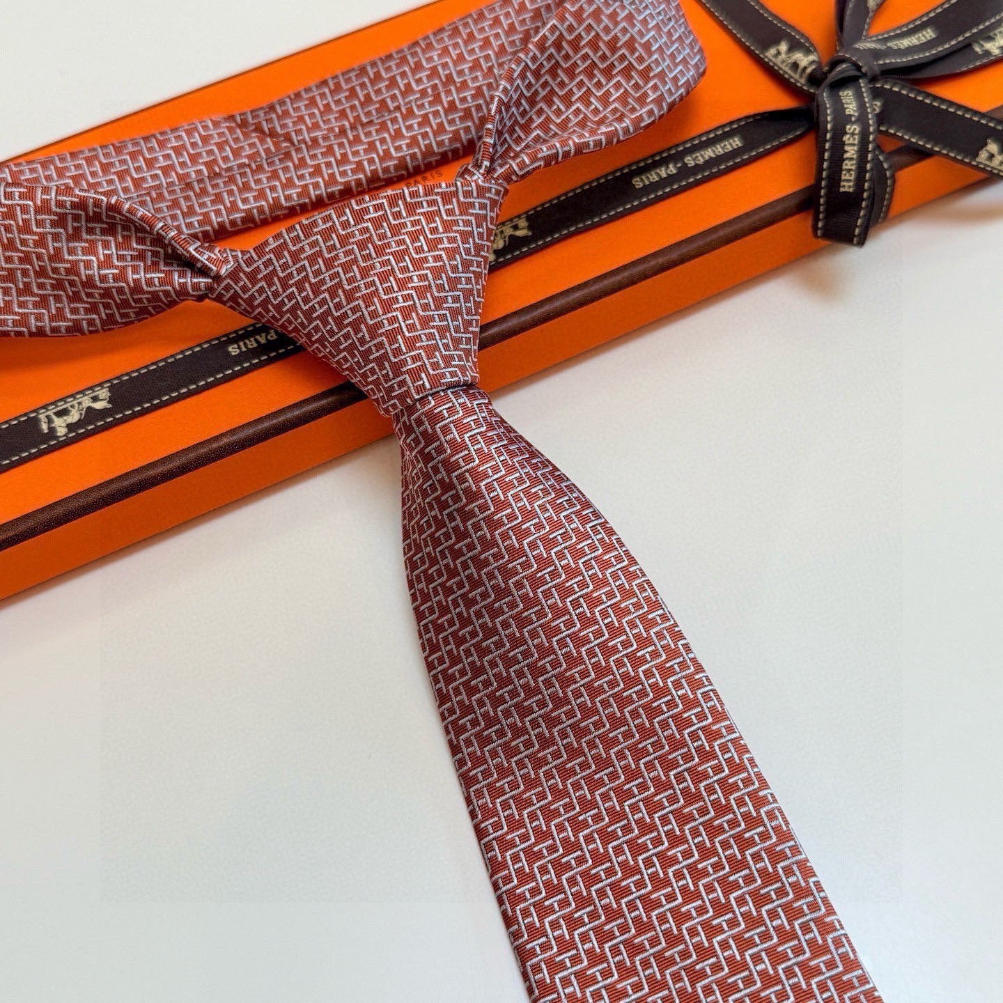 🌾男士新款领带系列【H趣味迷宫领带】爱马仕每年都有一千条不同印花的领带面世，从最初的多以几何图案表现骑术