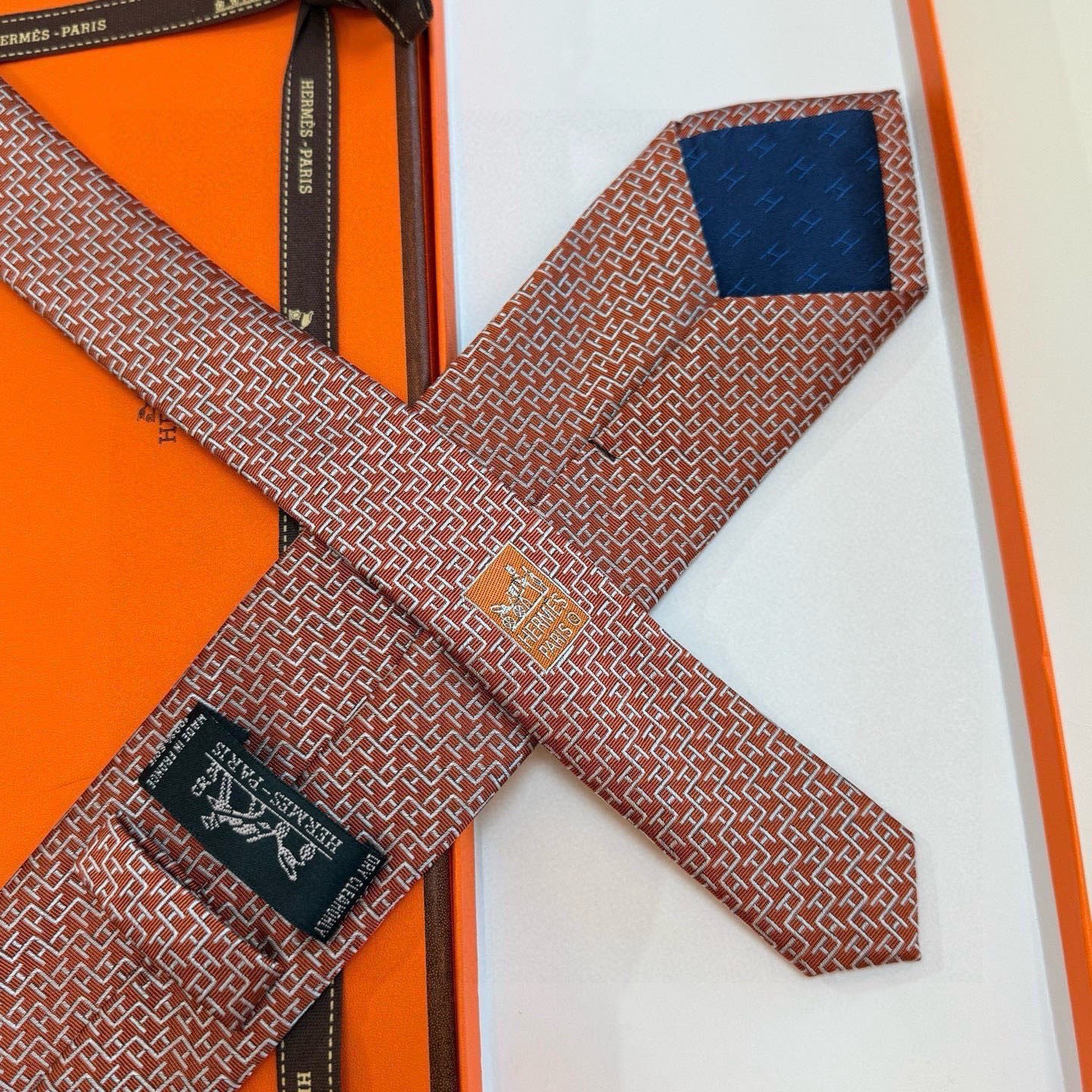 🌾男士新款领带系列【H趣味迷宫领带】爱马仕每年都有一千条不同印花的领带面世，从最初的多以几何图案表现骑术