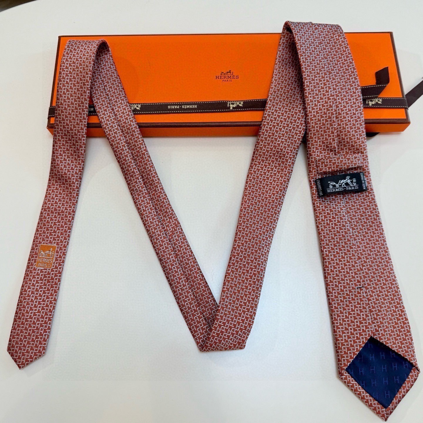 🌾男士新款领带系列【H趣味迷宫领带】爱马仕每年都有一千条不同印花的领带面世，从最初的多以几何图案表现骑术