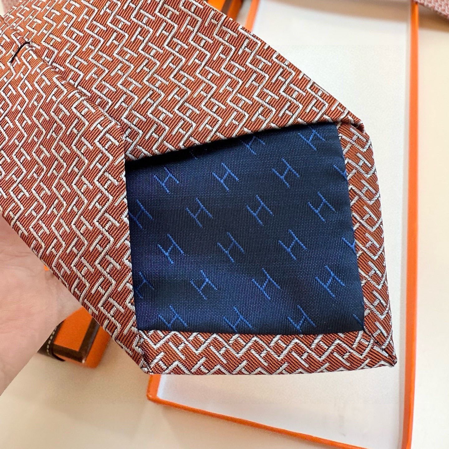 🌾男士新款领带系列【H趣味迷宫领带】爱马仕每年都有一千条不同印花的领带面世，从最初的多以几何图案表现骑术