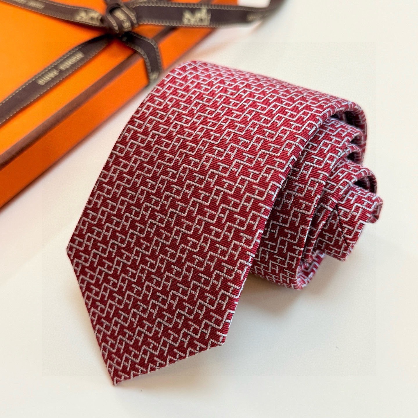 🌾男士新款领带系列【H趣味迷宫领带】爱马仕每年都有一千条不同印花的领带面世，从最初的多以几何图案表现骑术