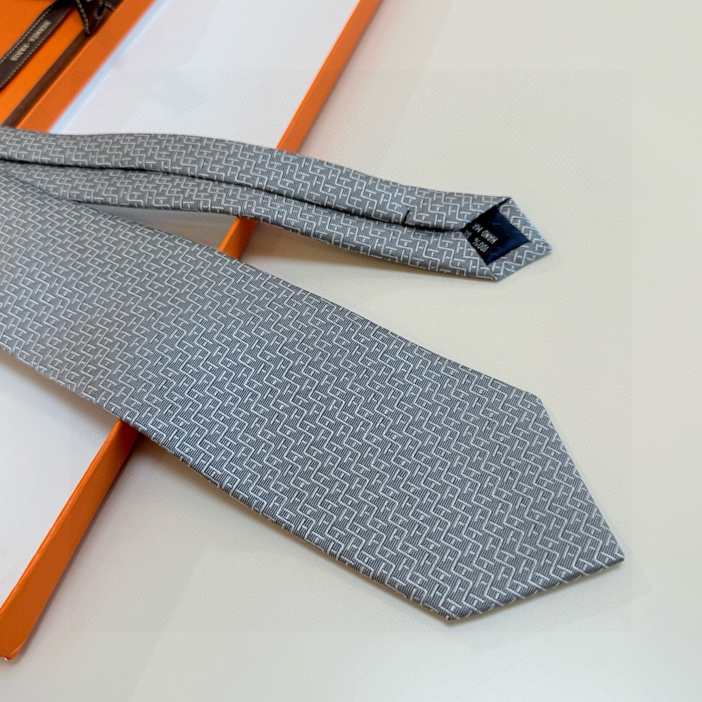 🌾男士新款领带系列【H趣味迷宫领带】爱马仕每年都有一千条不同印花的领带面世，从最初的多以几何图案表现骑术