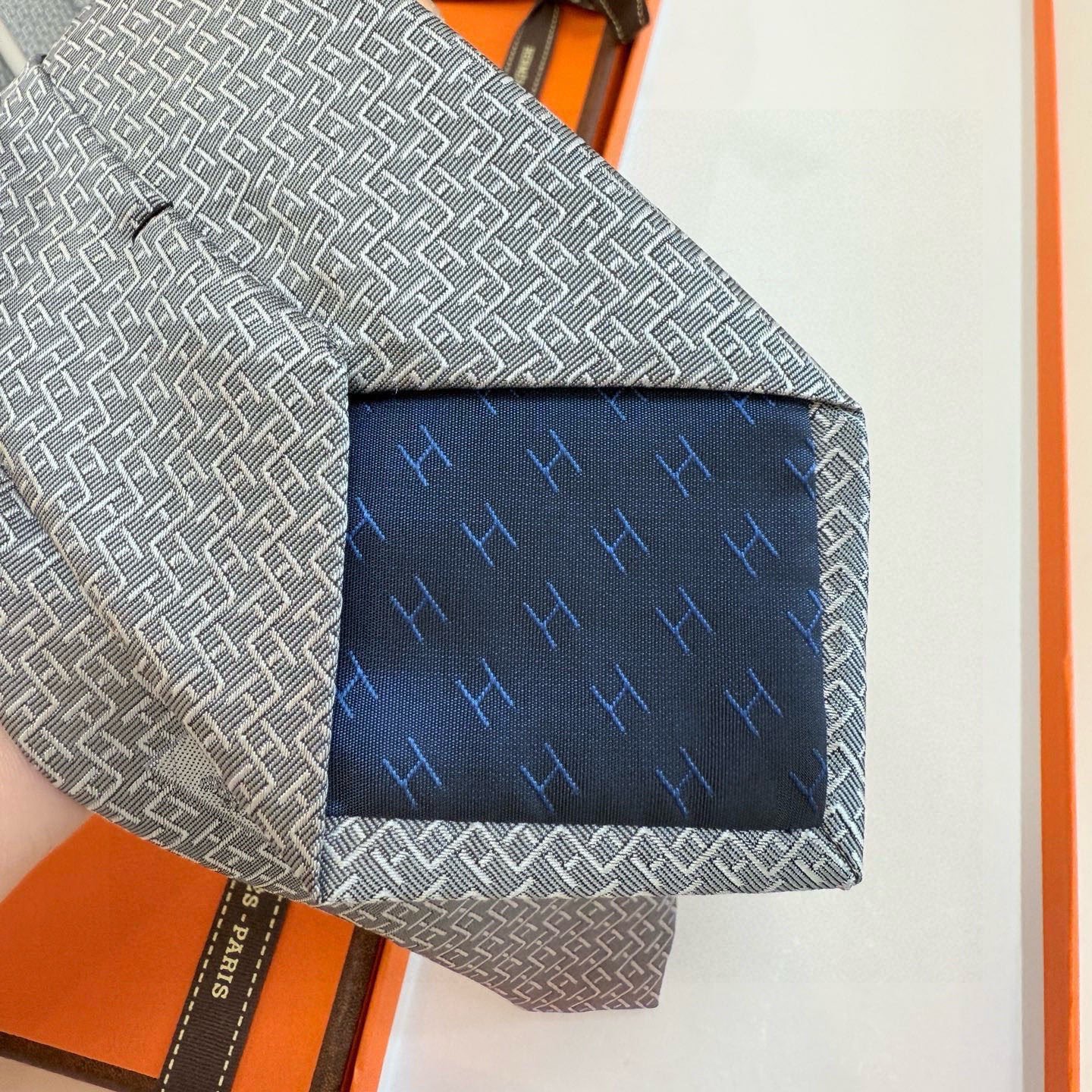 🌾男士新款领带系列【H趣味迷宫领带】爱马仕每年都有一千条不同印花的领带面世，从最初的多以几何图案表现骑术