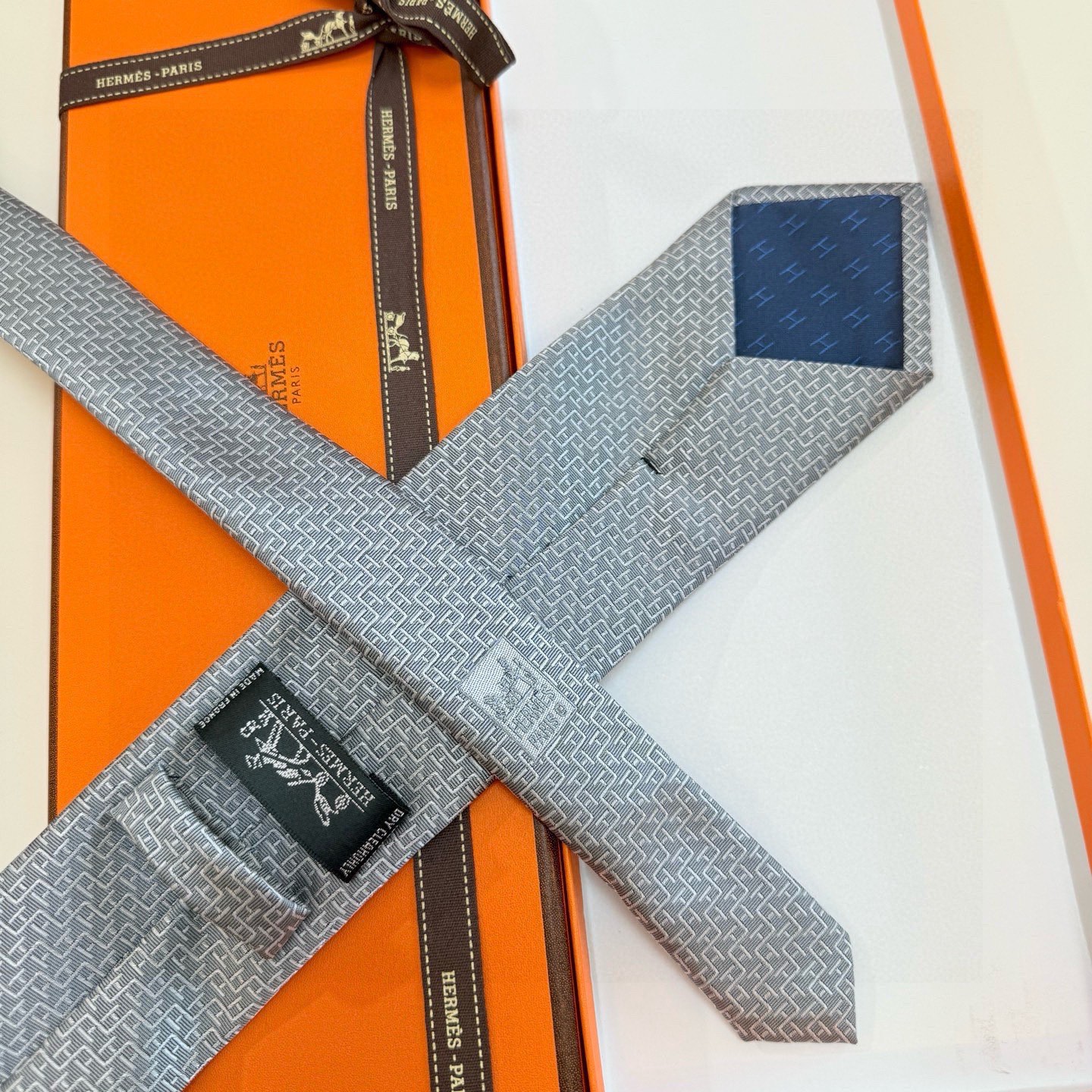 🌾男士新款领带系列【H趣味迷宫领带】爱马仕每年都有一千条不同印花的领带面世，从最初的多以几何图案表现骑术